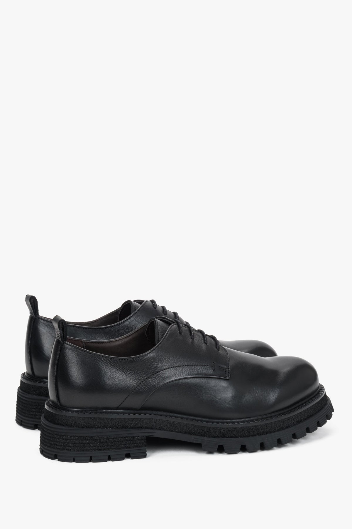 Eleganckie czarne buty damskie fason derby ze skóry naturalnej z bieżnikiem Estro