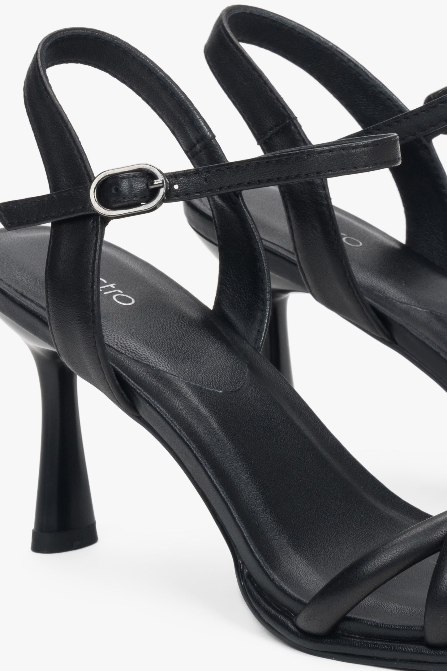 Z cienkich pasków, czarne skórzane sandałki damskie na szpilce Estro.