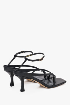 Minimalistyczne sandały japonki Estro, czarna skóra, stabilny obcas kielichowy.