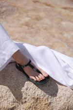 Czarne skórzane sandały damskie typu japonki na płaskiej podeszwie Estro ER00116914.