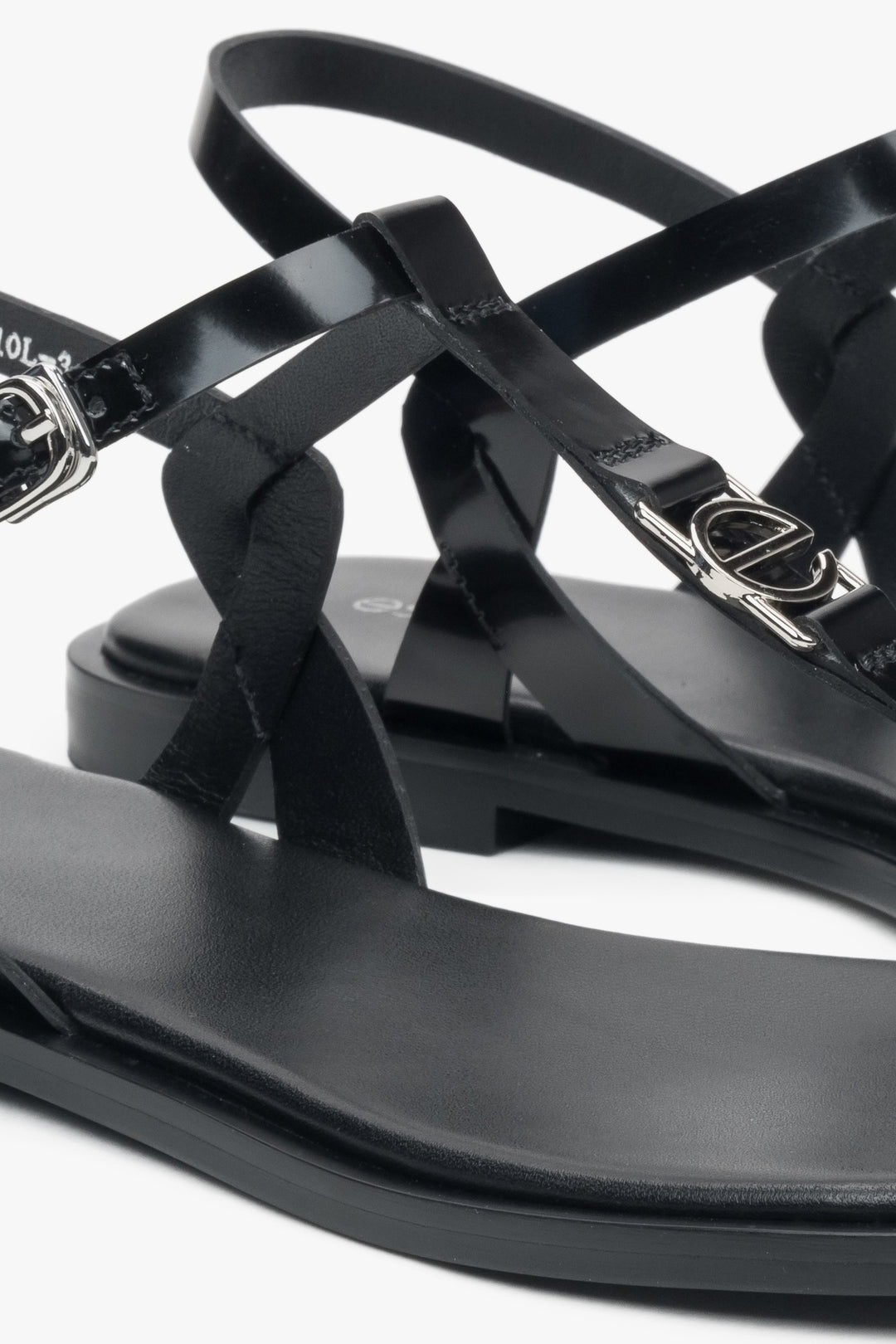 Sandały damskie Estro, czarne, skórzane, typu japonki, na płaskiej podeszwie - detale.