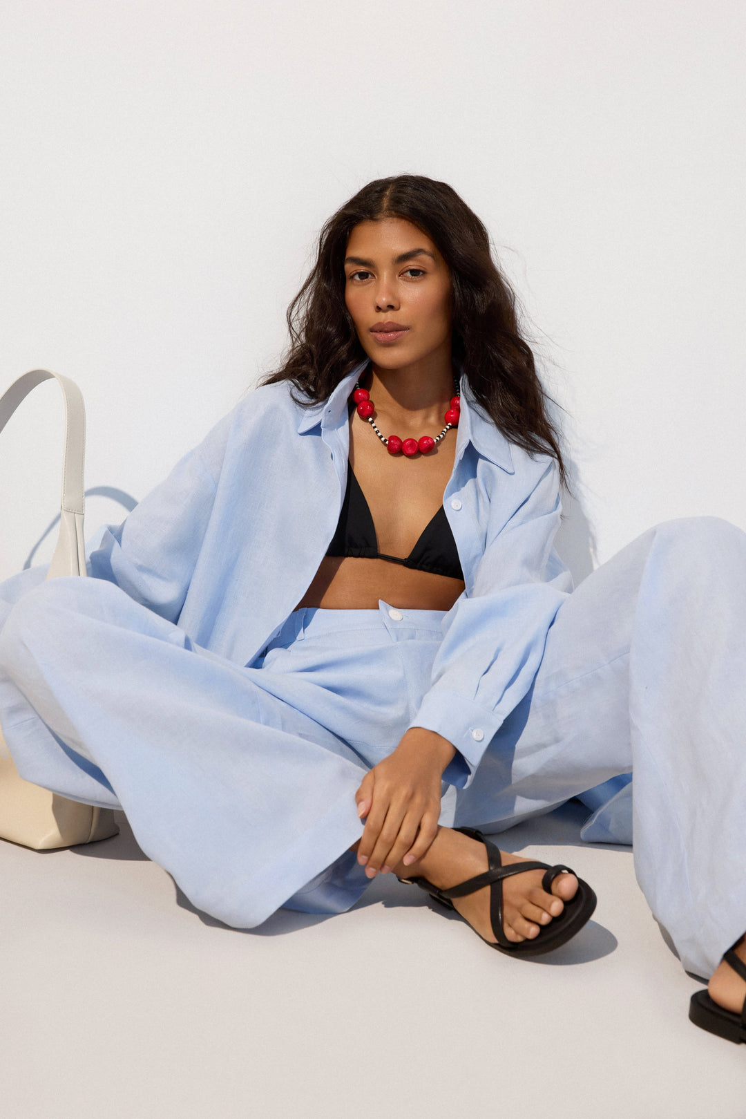 Czarne skórzane sandały damskie na płaskiej podeszwie z pętelką na palcu Estro ER00117121.