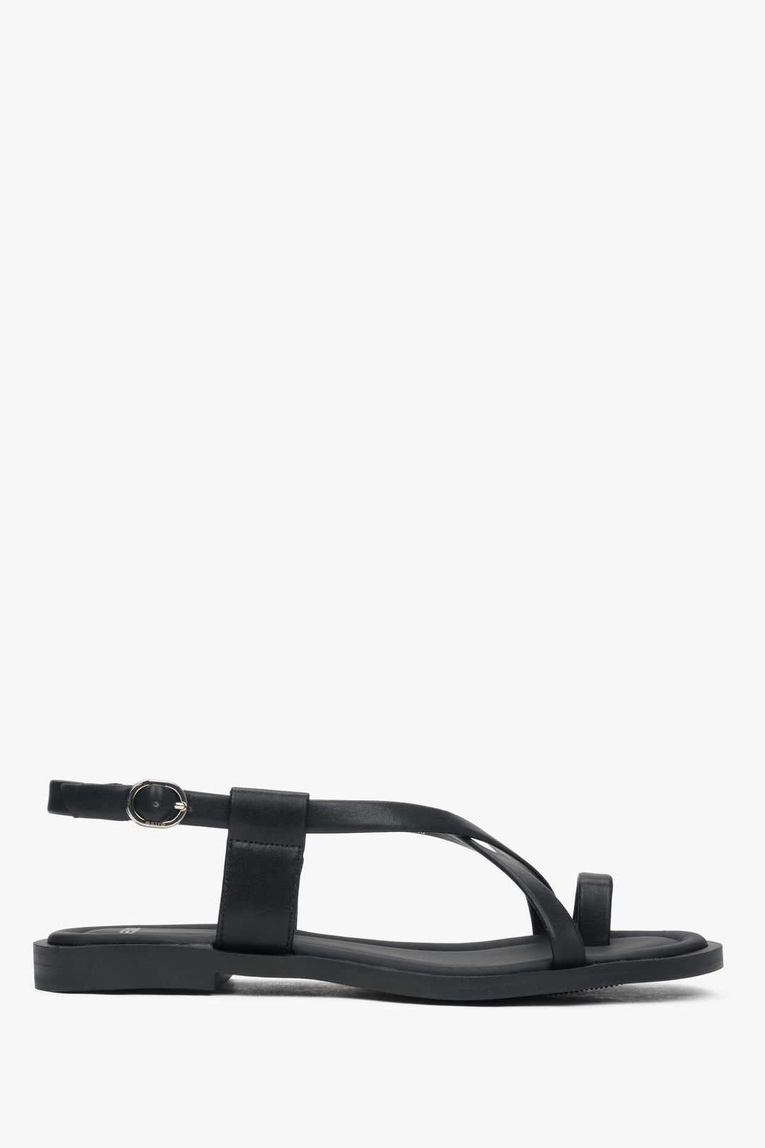 Czarne skórzane sandały damskie na płaskiej podeszwie z pętelką na palcu -model z boku.