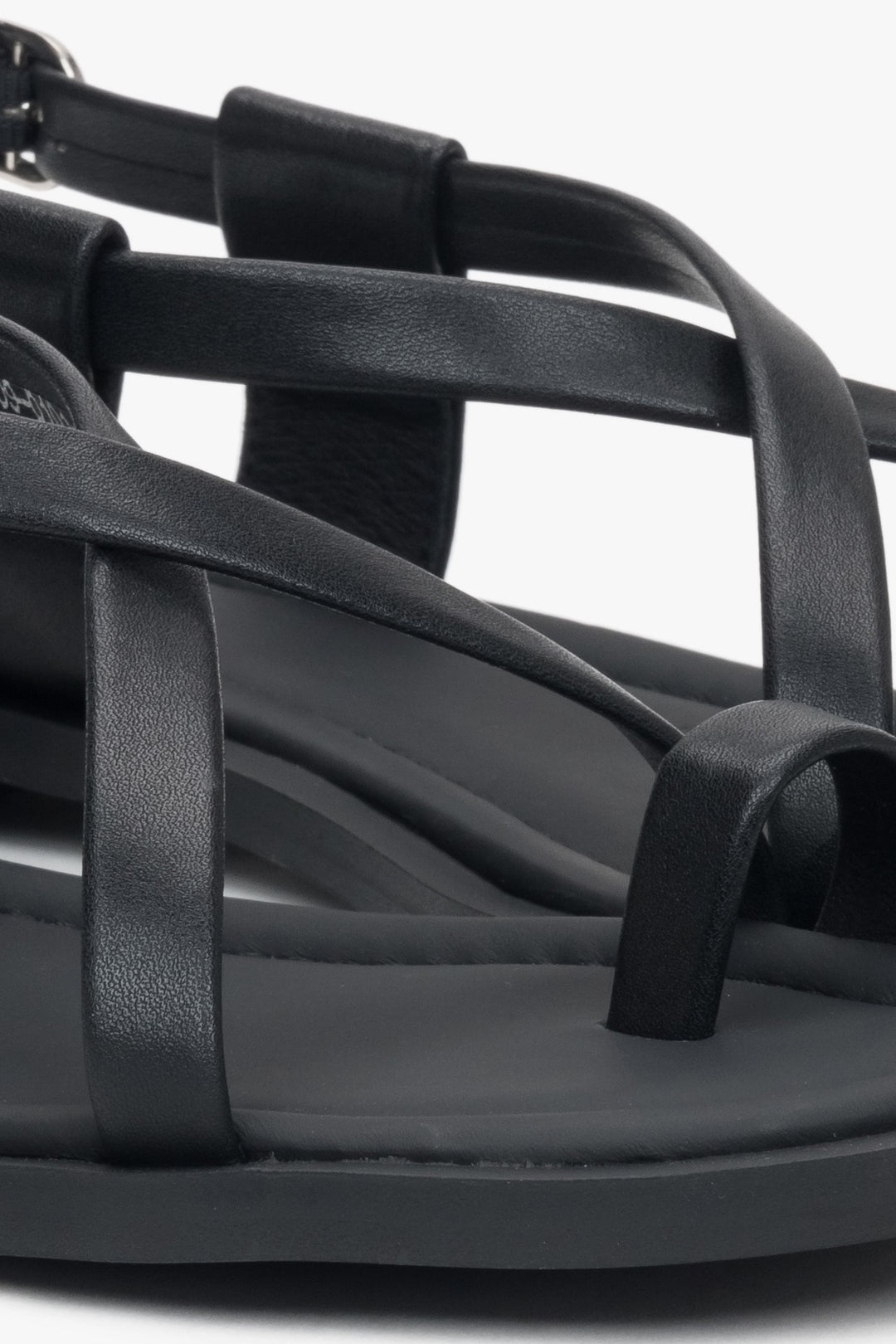 Czarne skórzane sandały damskie Estro, na płaskiej podeszwie, z pętelką na palcu.