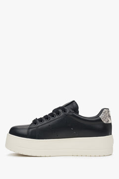 Eleganckie czarne sneakersy damskie Estro, uszyte ze skóry naturalnej i posiadające wygodną, wysoką platformę.