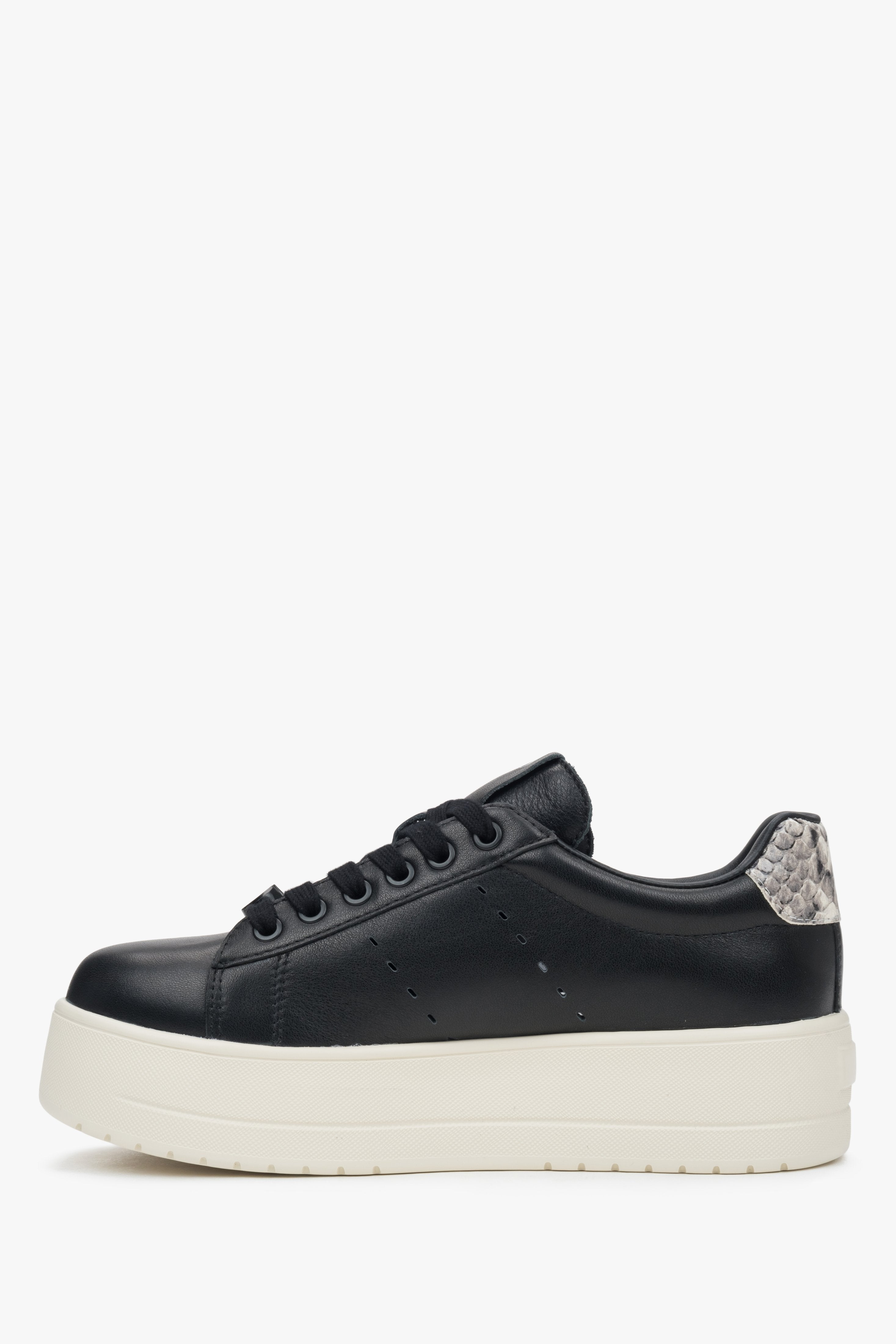 Eleganckie czarne sneakersy damskie Estro, uszyte ze skóry naturalnej i posiadające wygodną, wysoką platformę.