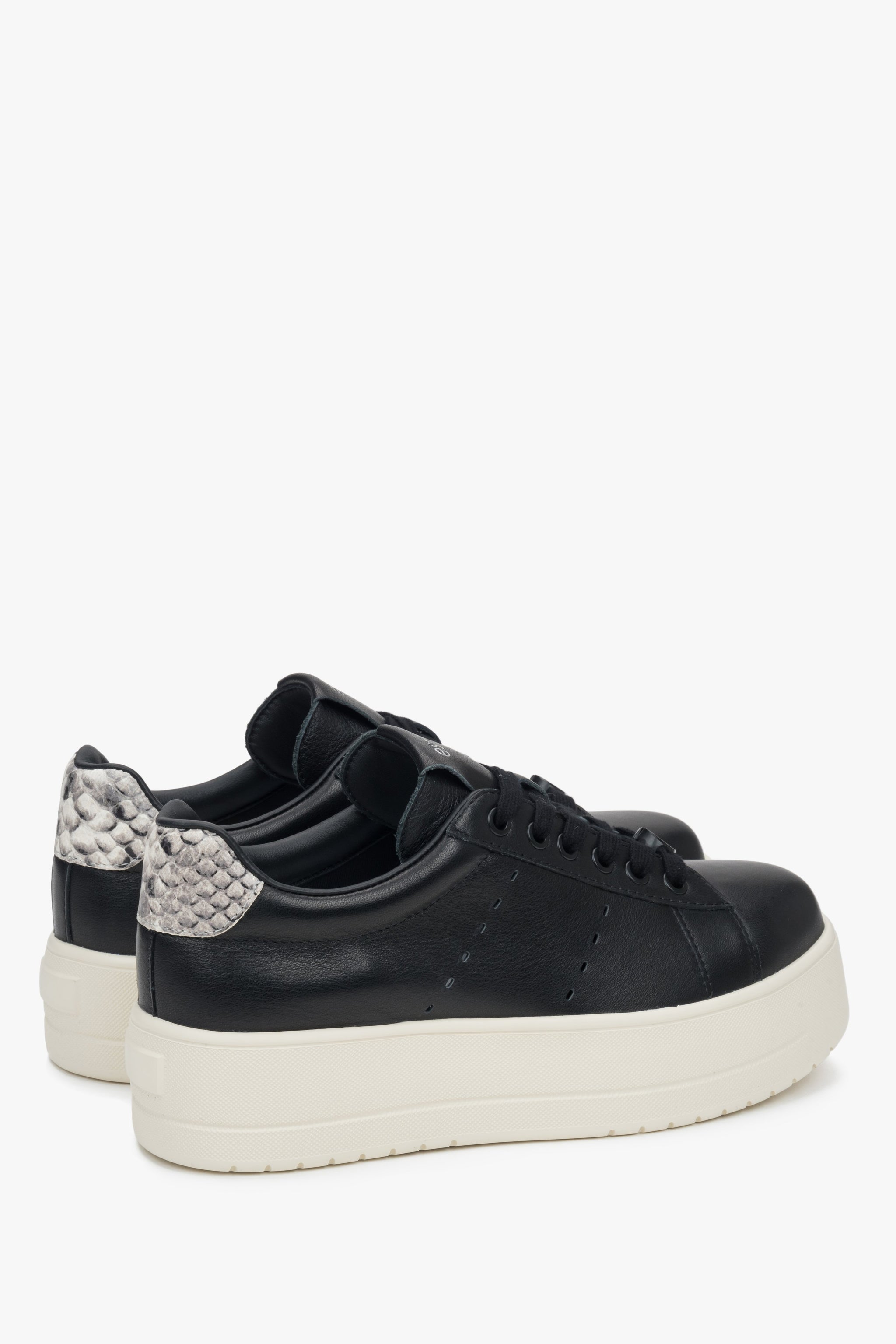Nowoczesne czarne sneakersy damskie Estro, wykonane ze skóry naturalnej, z wysoką platformą.