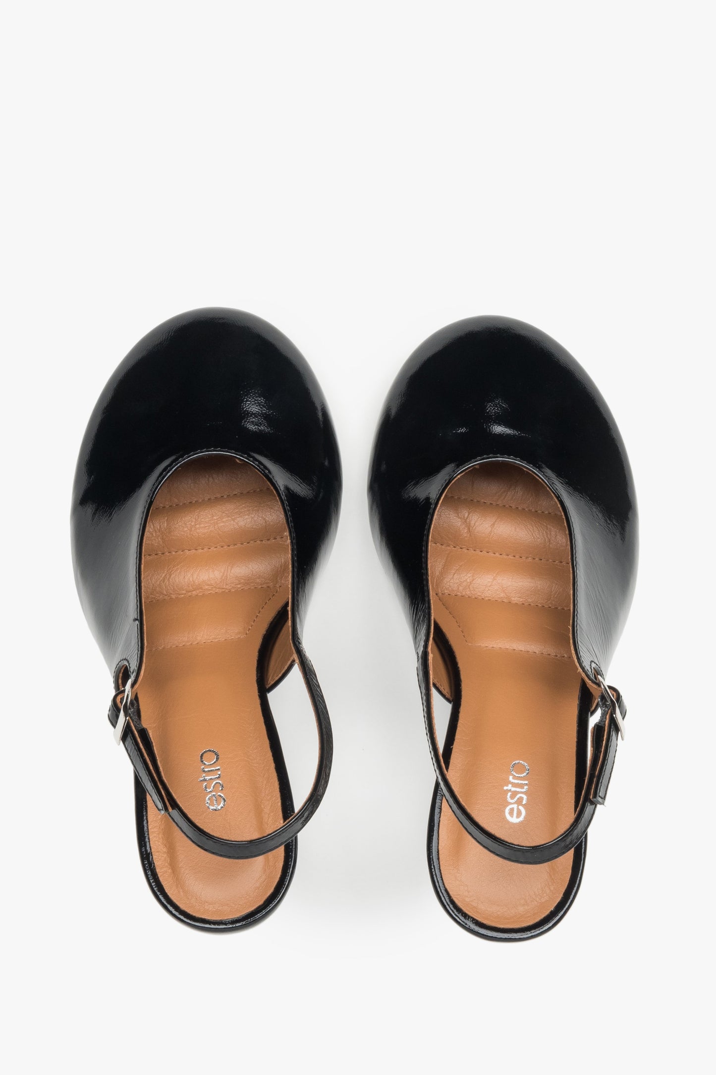 Czarne buty na obcasie typu slingback z włoskiej lakierowanej skóry.