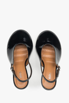 Czarne buty na obcasie typu slingback z włoskiej lakierowanej skóry.