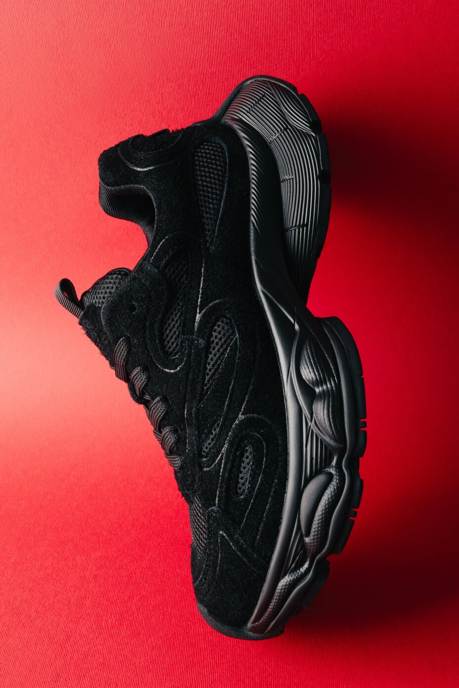 Czarne sneakersy damskie z miękkiego weluru na sprężystej platformie ES8 ER00118869