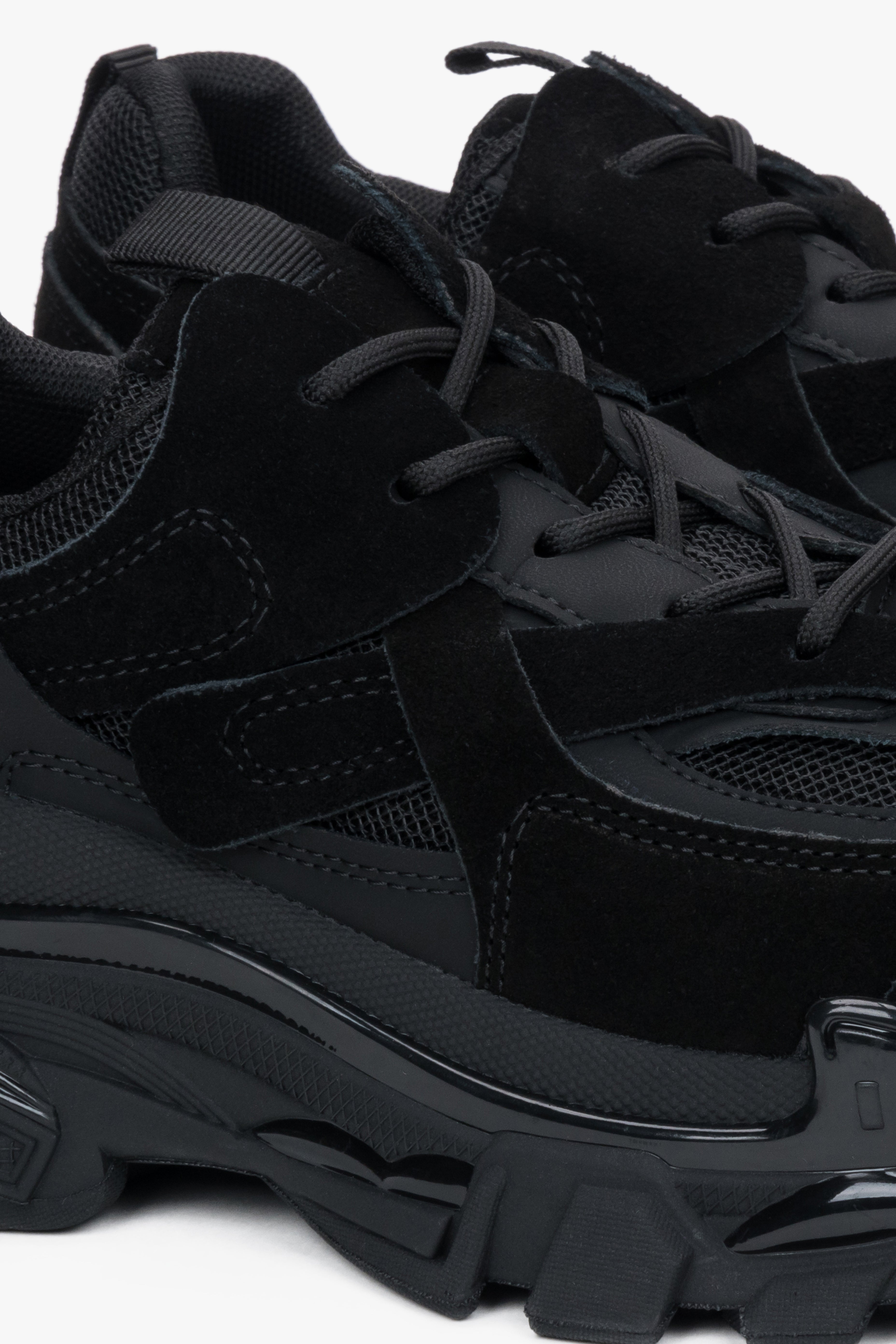 Czarne sneakersy damskie na grubej podeszwie ES8 - zbliżenie na detale.