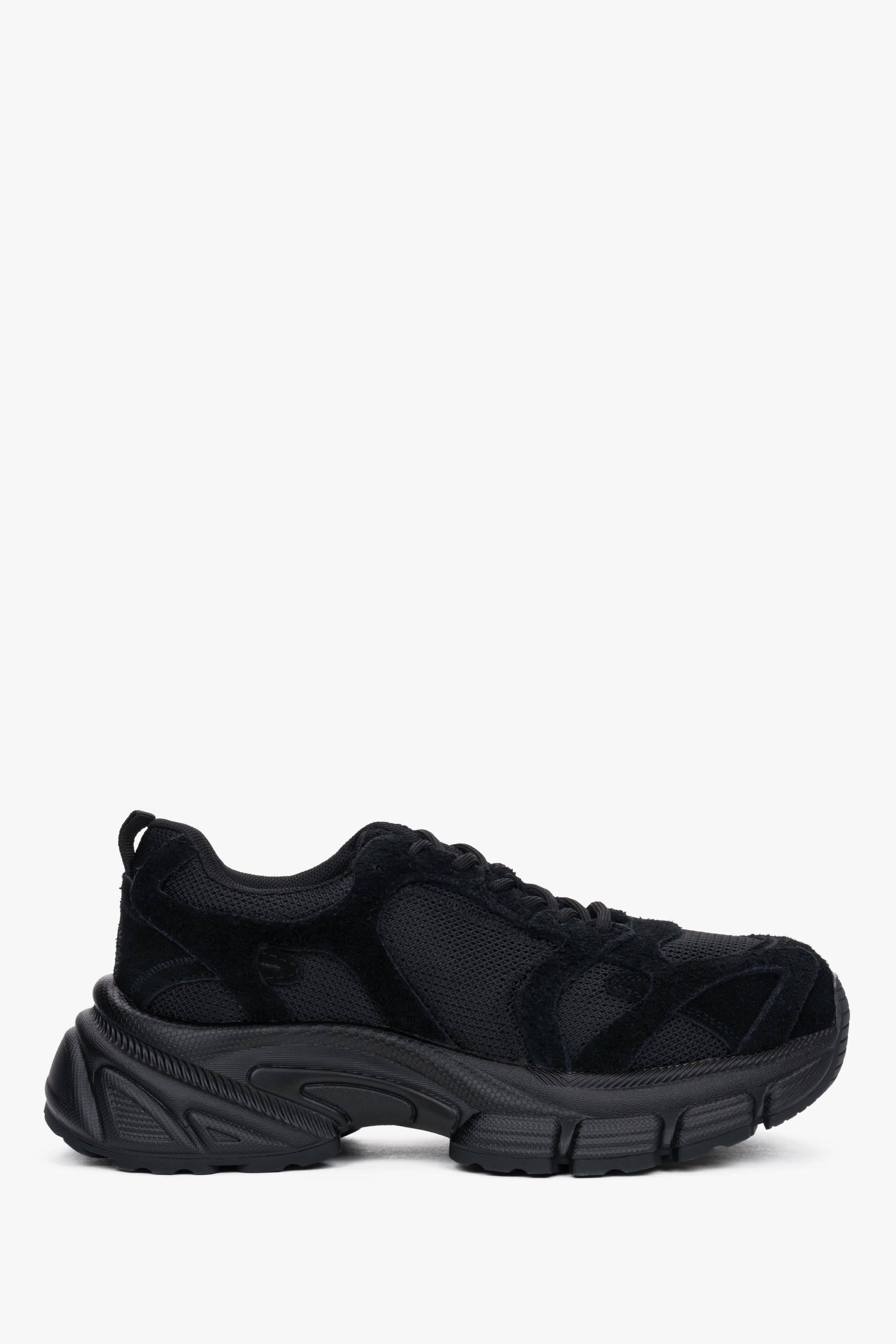 ES8 - czarne sneakersy damskie z weluru naturalnego i przewiewnej siateczki na platformie.