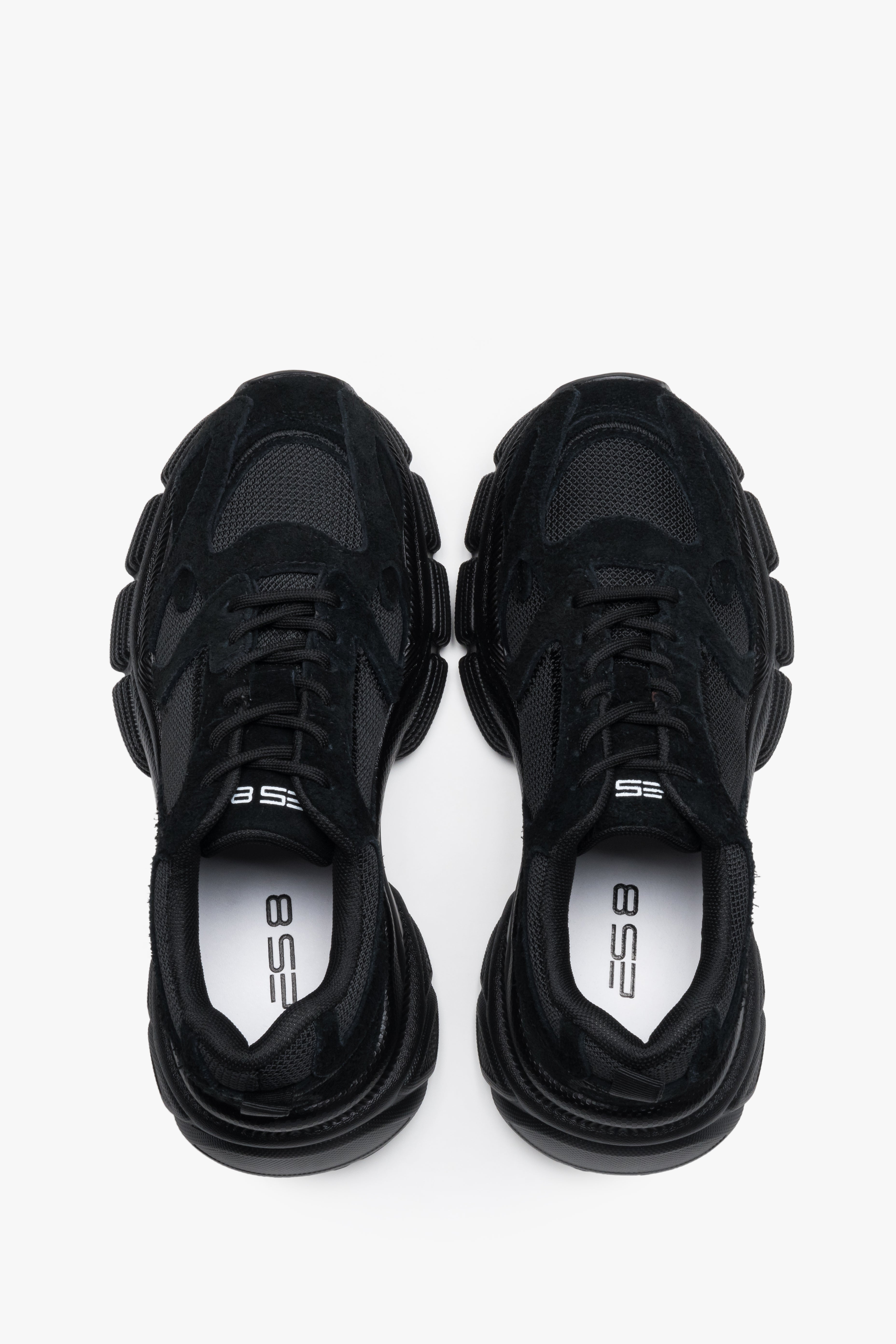 Z weluru naturalnego i przewiewnej siateczki, czarne sneakersy damskie na platformie ES8.