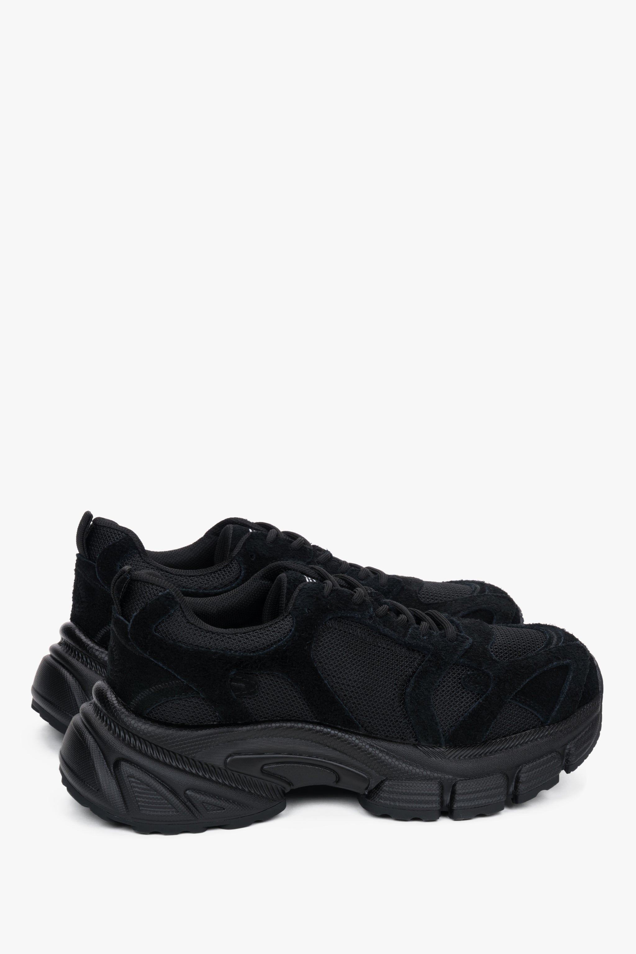 Czarne sneakersy damskie ES8, na platformie, z weluru naturalnego i przewiewnej siateczki.
