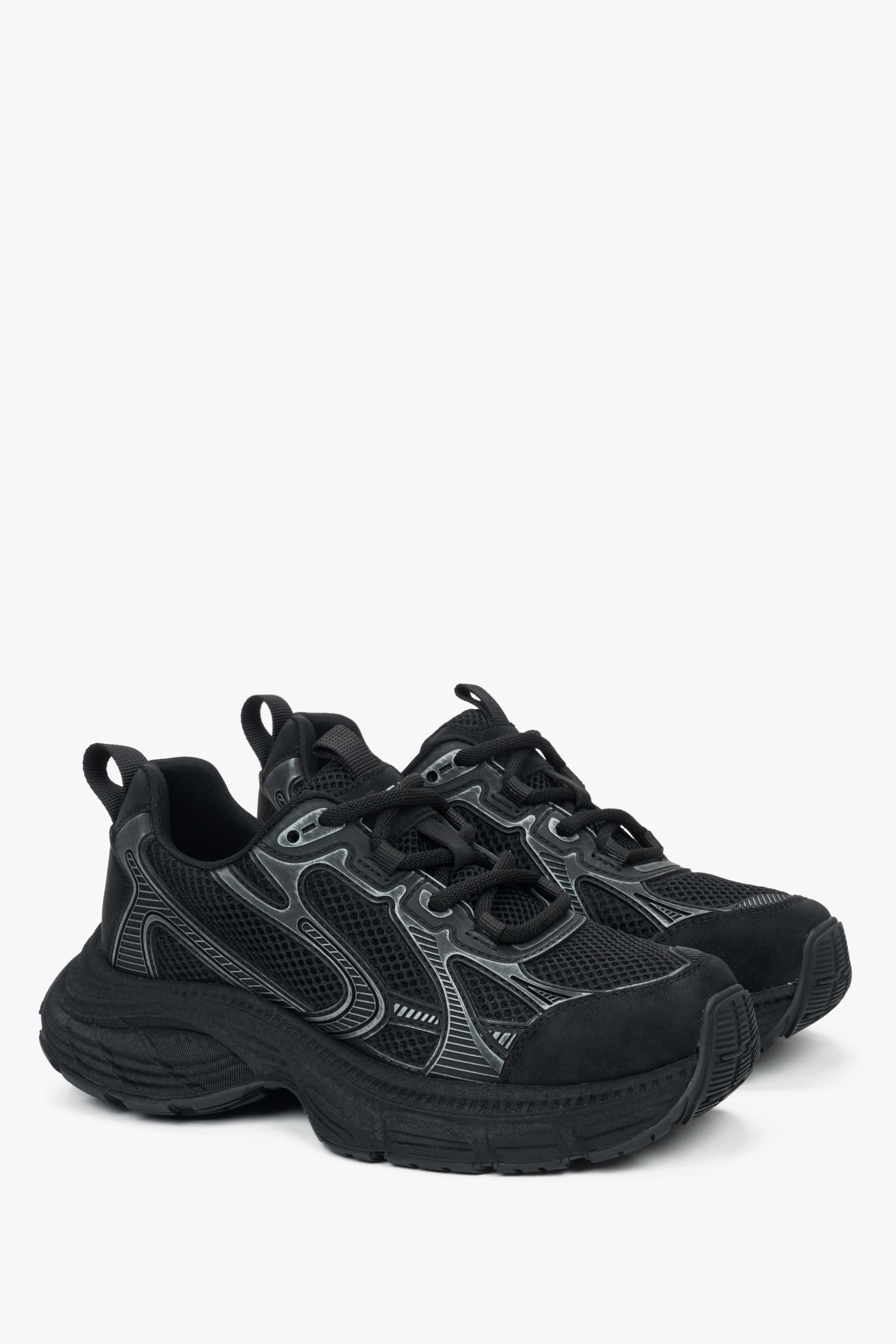 Czarne sportowe sneakersy damskie ES8, wykonane z połączenia ekoskóry i przewiewnej siateczki.