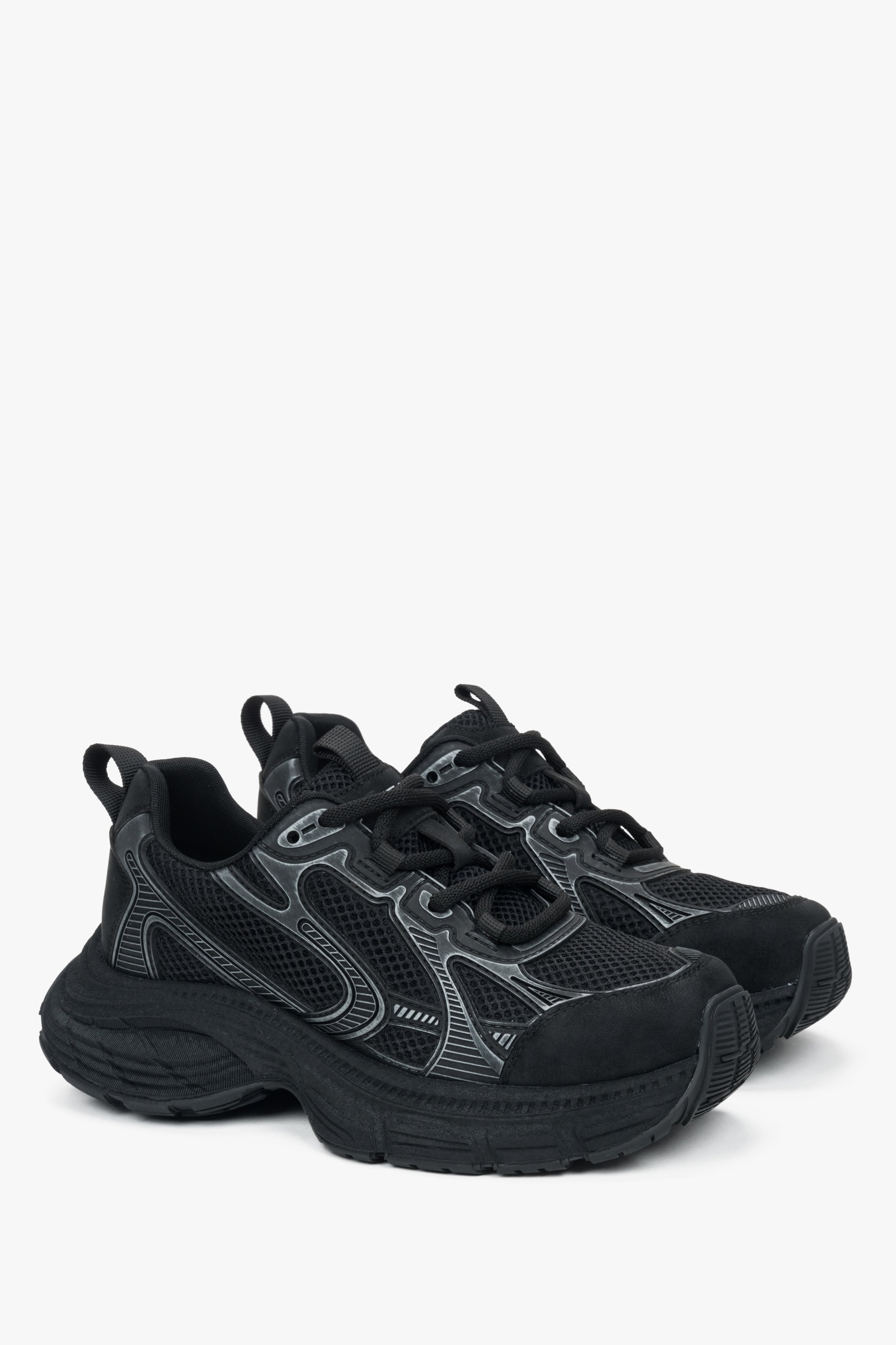 Czarne sportowe sneakersy damskie ES8, wykonane z połączenia ekoskóry i przewiewnej siateczki.
