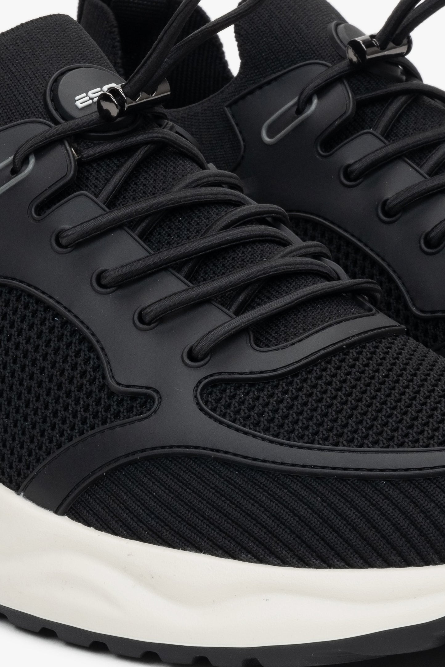 Czarne sportowe sneakersy męskie ES8, z miękkich tekstyliów i przewiewnej siateczki.