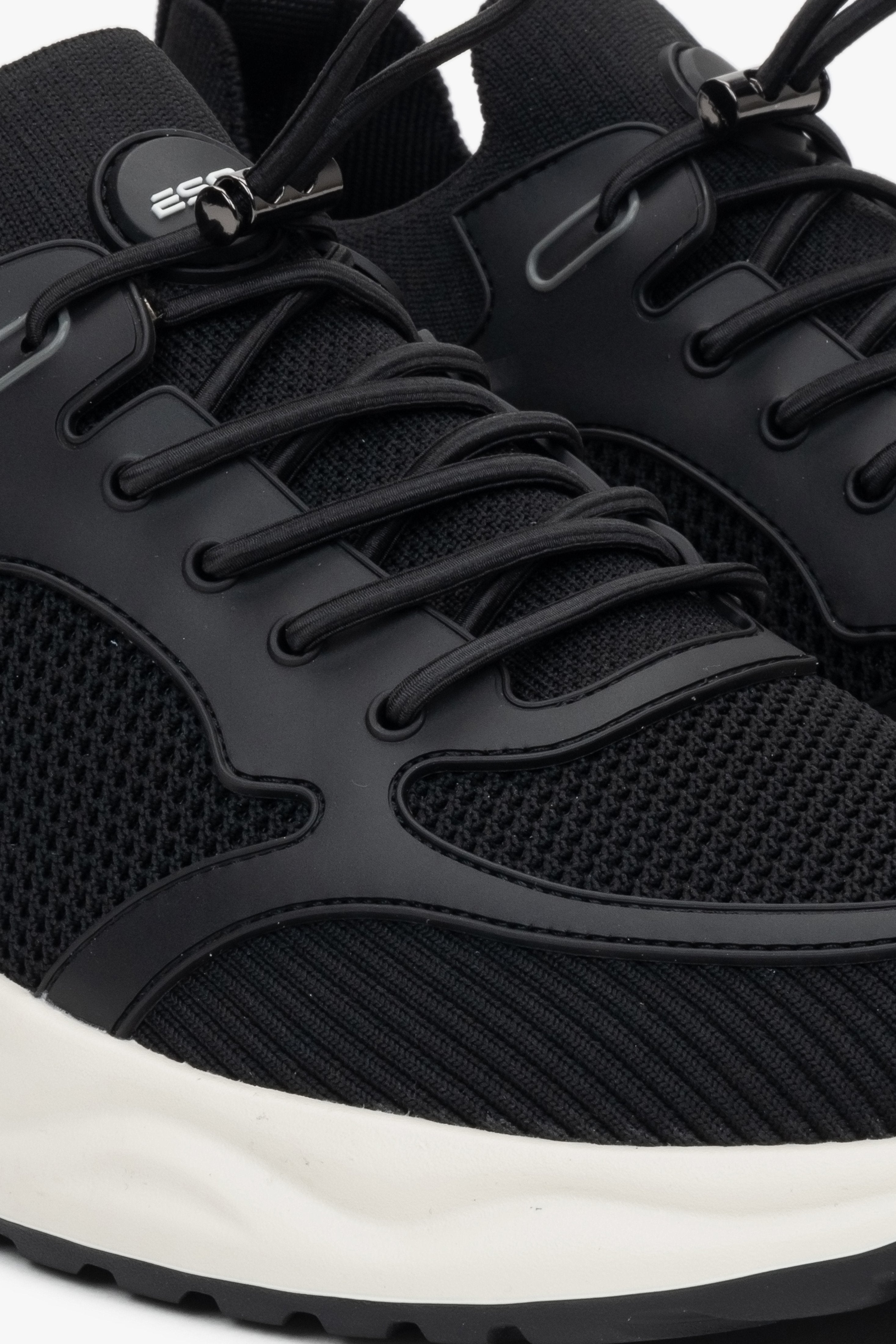 Czarne sportowe sneakersy męskie ES8, z miękkich tekstyliów i przewiewnej siateczki.