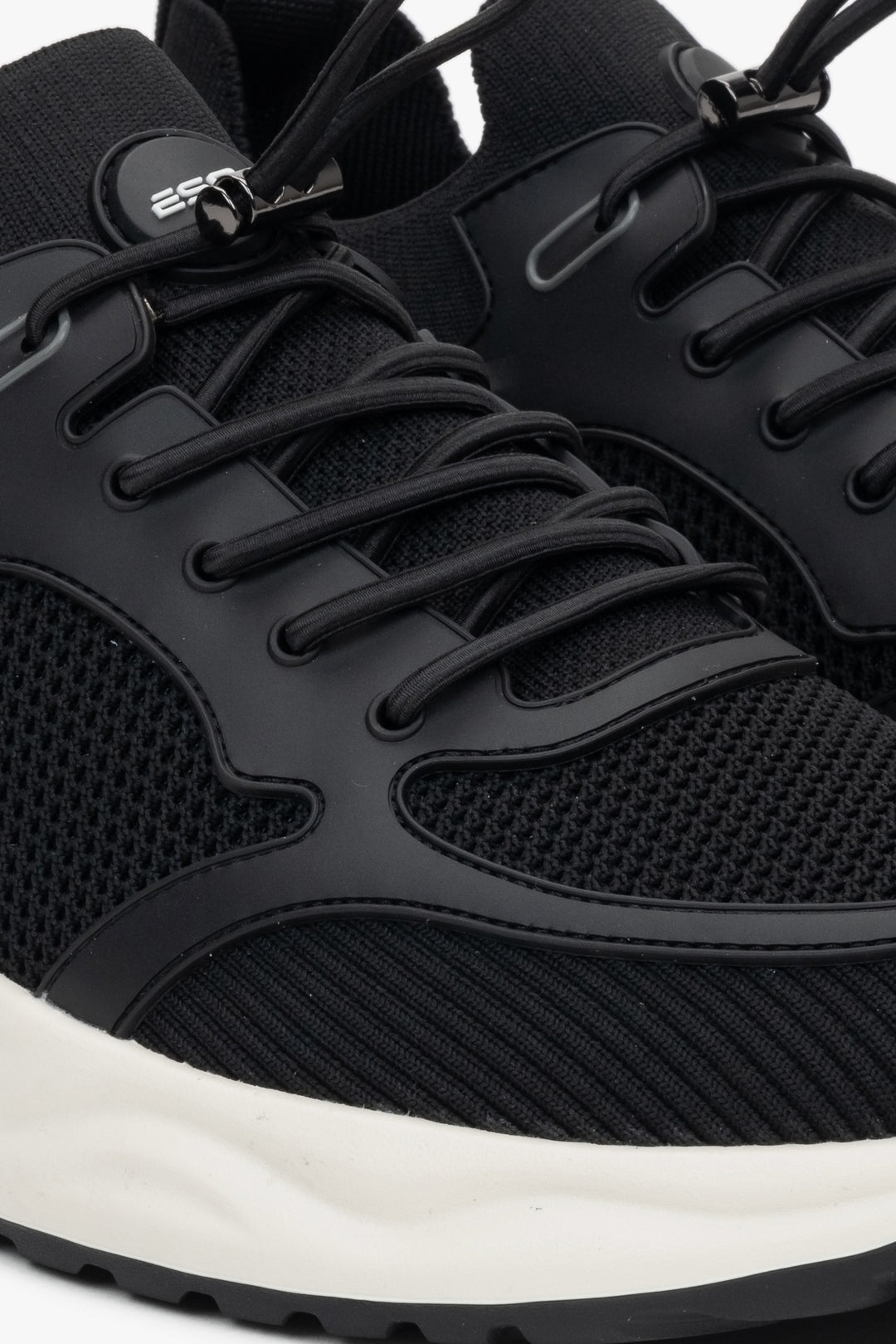 Czarne sportowe sneakersy męskie ES8, z miękkich tekstyliów i przewiewnej siateczki.