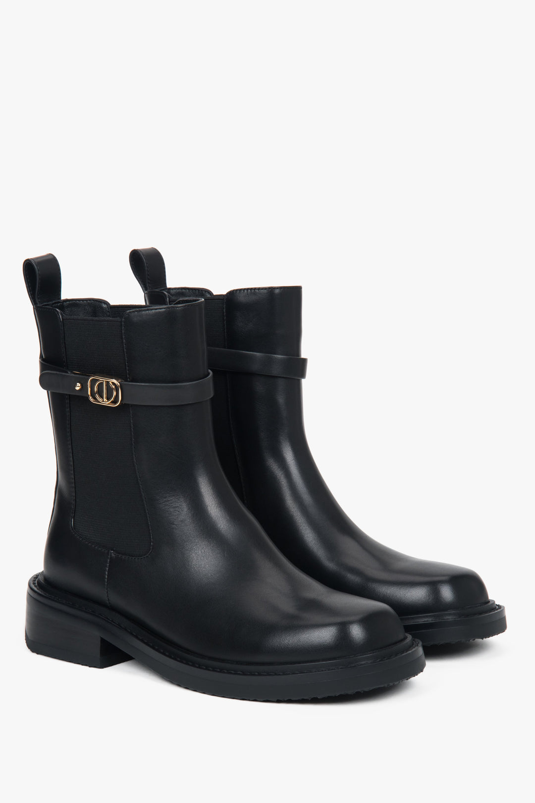 Czarne sztyblety damskie ze skóry naturalnej z ozdobnym paskiem.