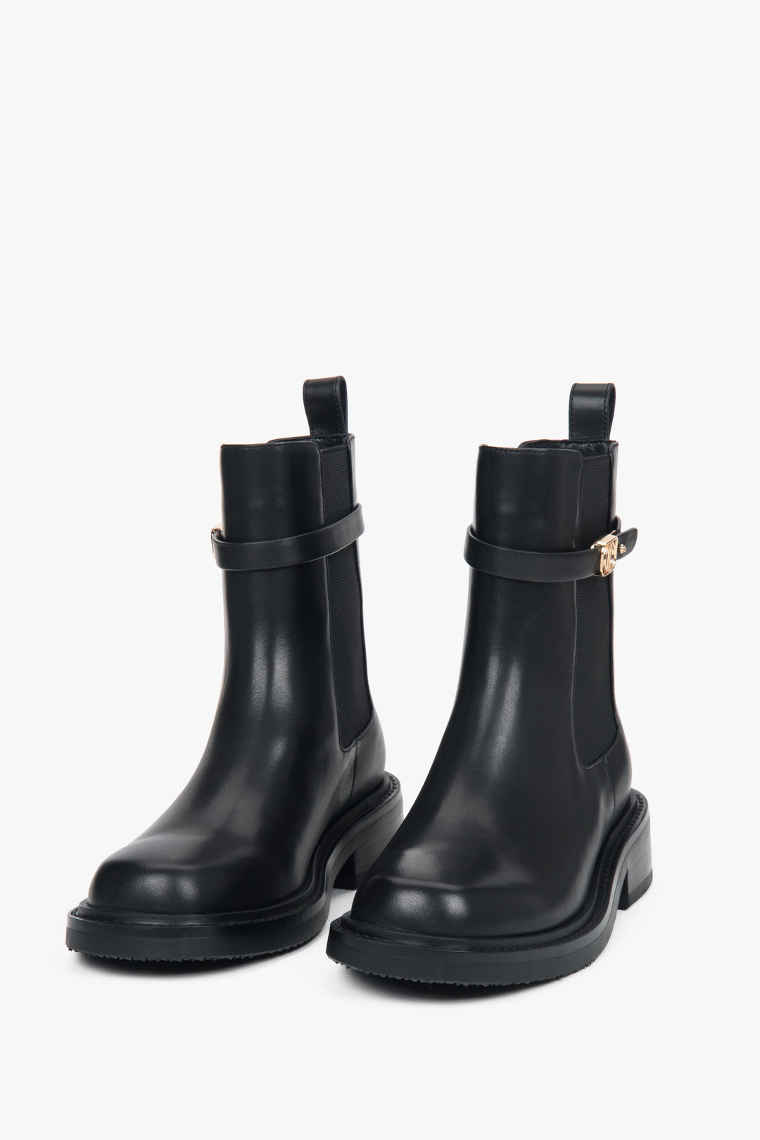 Damskie czarne sztyblety ze skóry naturalnej z ozdobnym paskiem Estro.