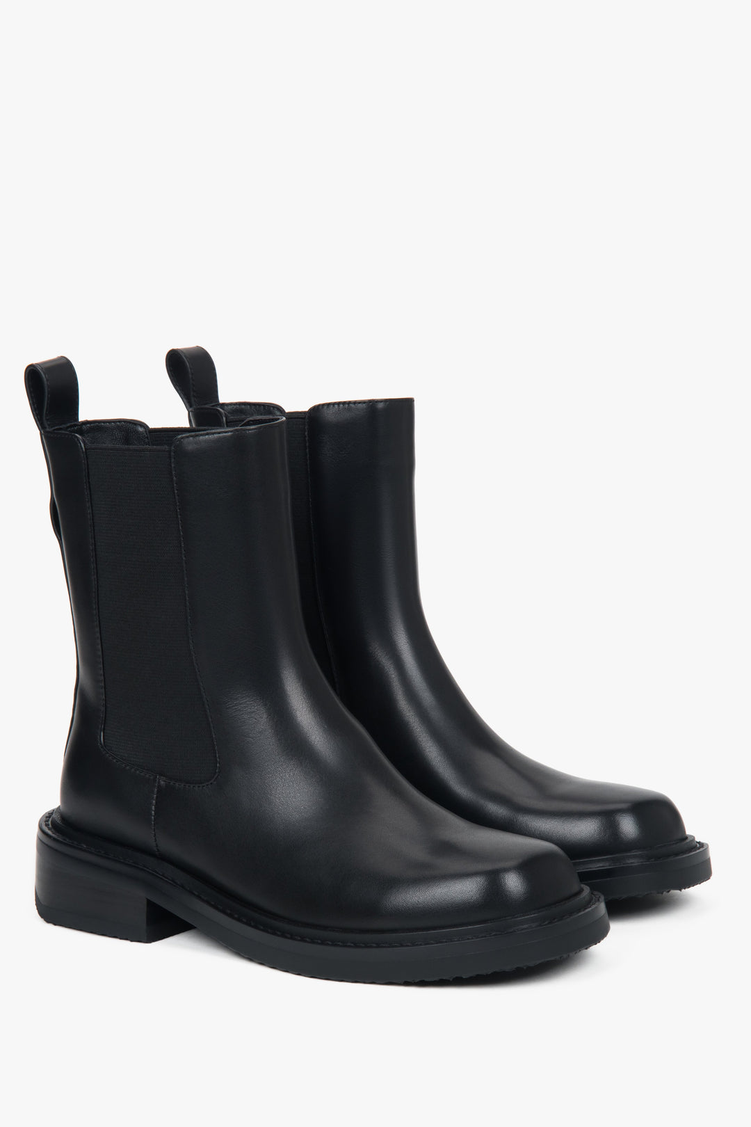 Ze skóry naturalnej, czarne sztyblety damskie z ozdobnym paskiem Estro.