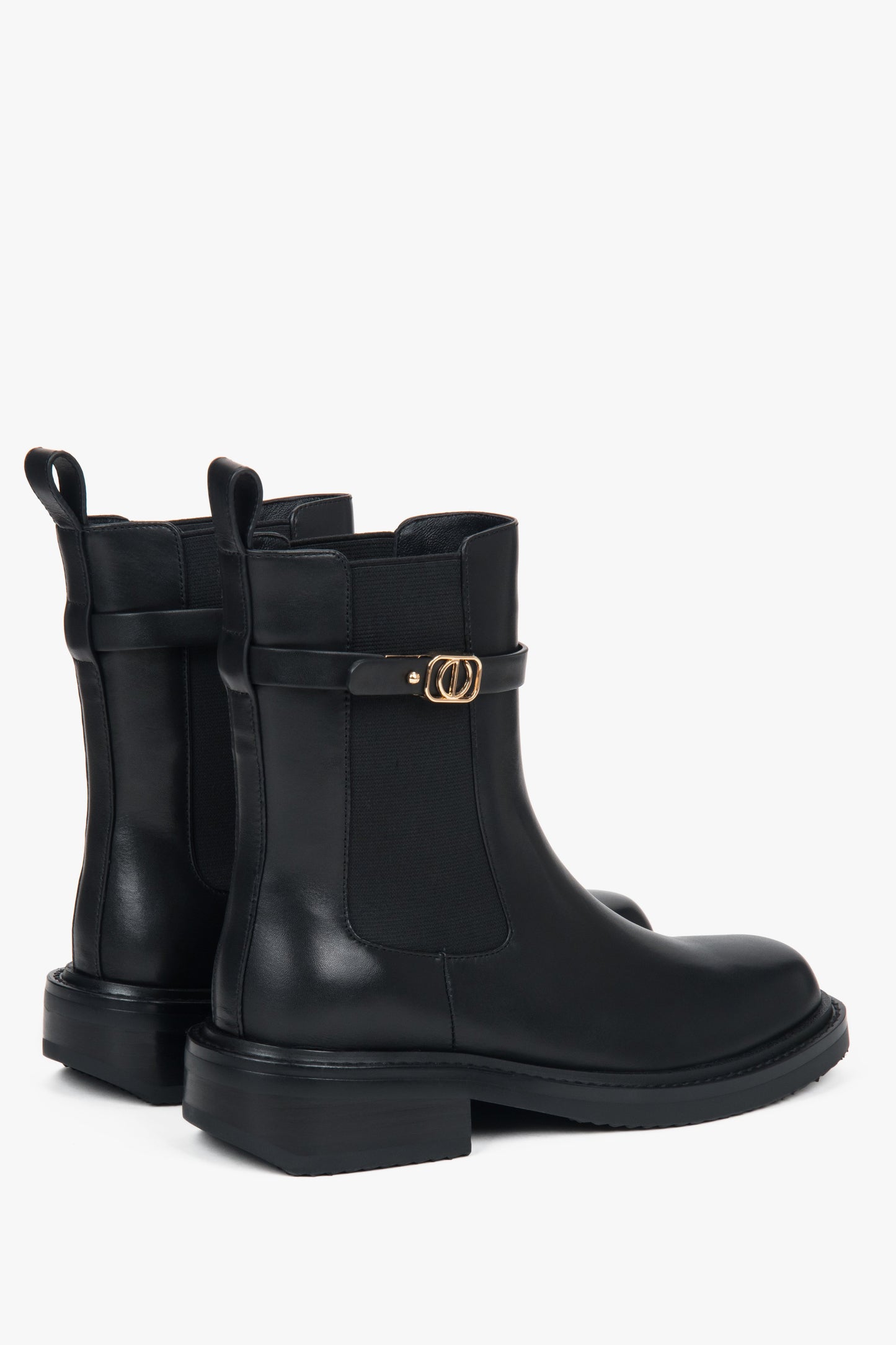 Z ozdobnym paskiem, czarne sztyblety damskie ze skóry naturalnej Estro.