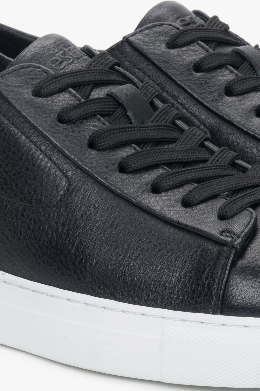 Czarne trampki męskie ze skóry naturalnej na miękkiej podeszwie - zbliżenie na detale.