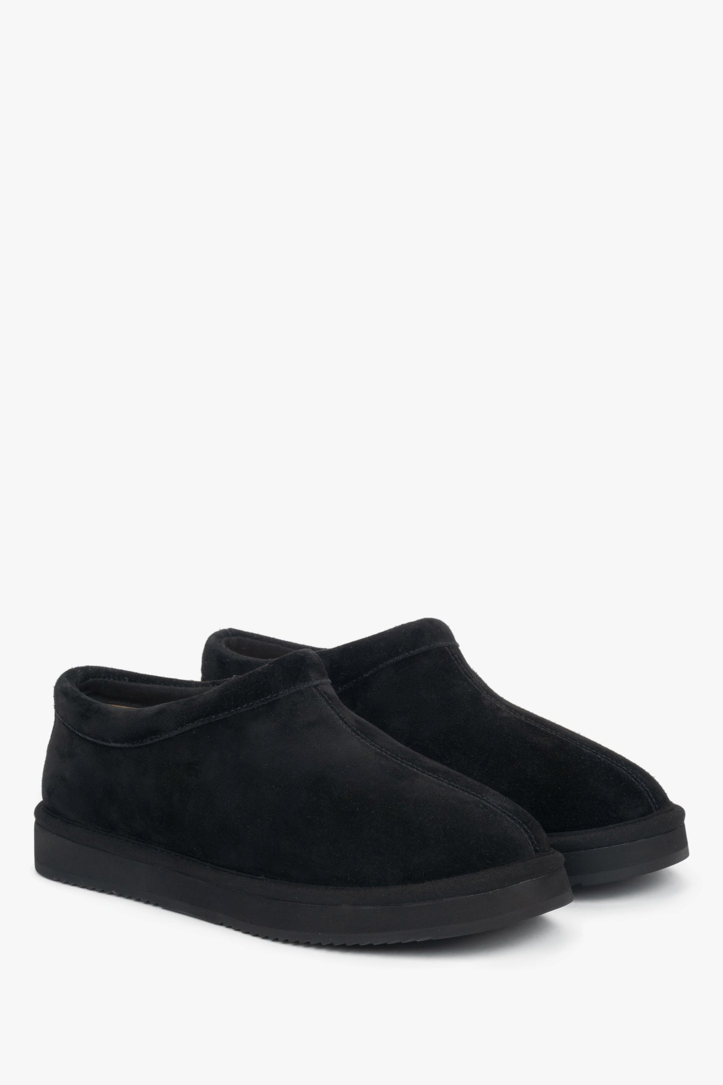 Czarne welurowe chodaki damskie na elastycznej platformie z futrzanym wsadem.