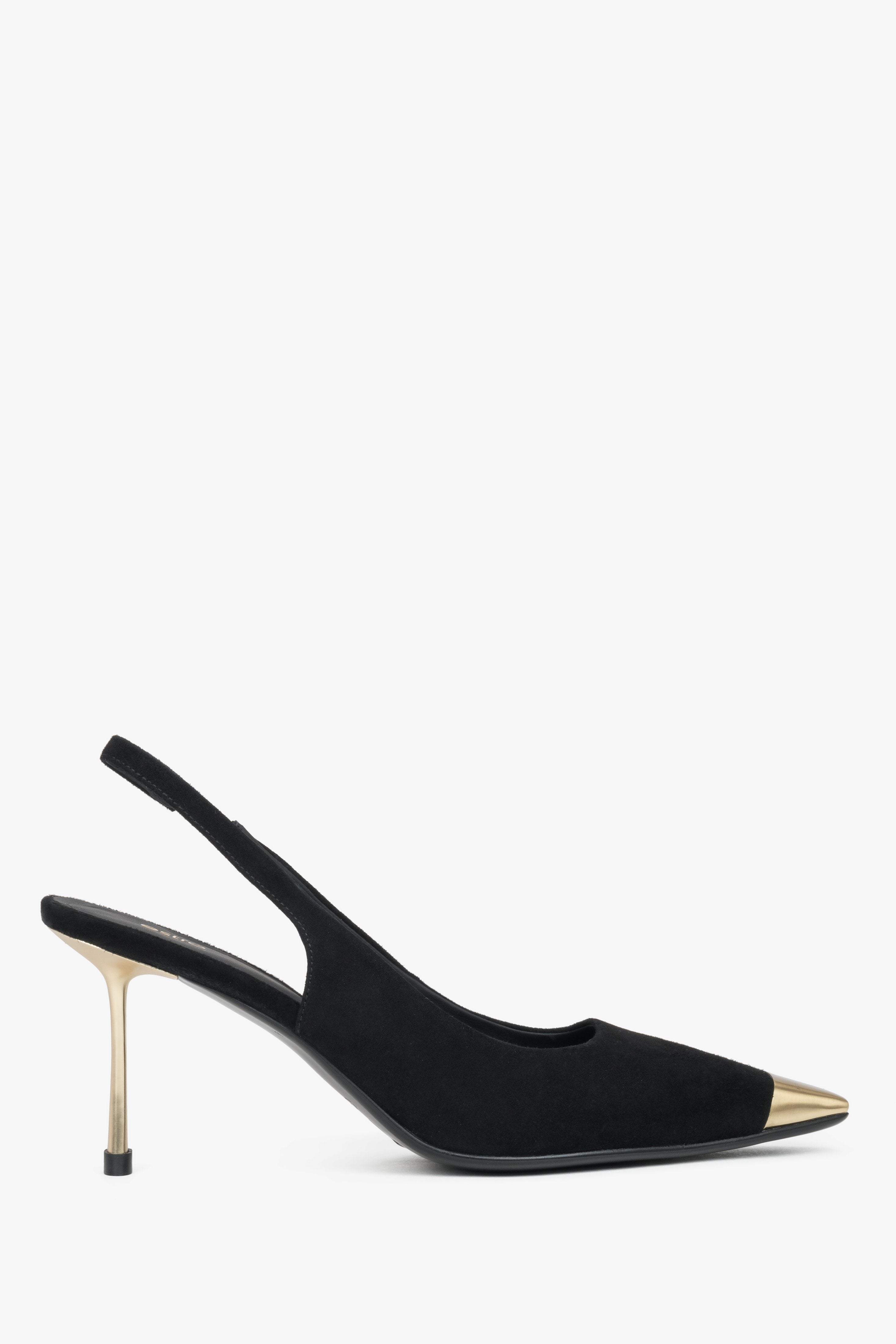 Czarne welurowe czółenka damskie typu slingback na szpilce ze złotymi detalami.