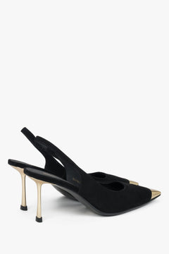 Ze złotymi detalami, czarne welurowe czółenka damskie typu slingback na szpilce Estro.