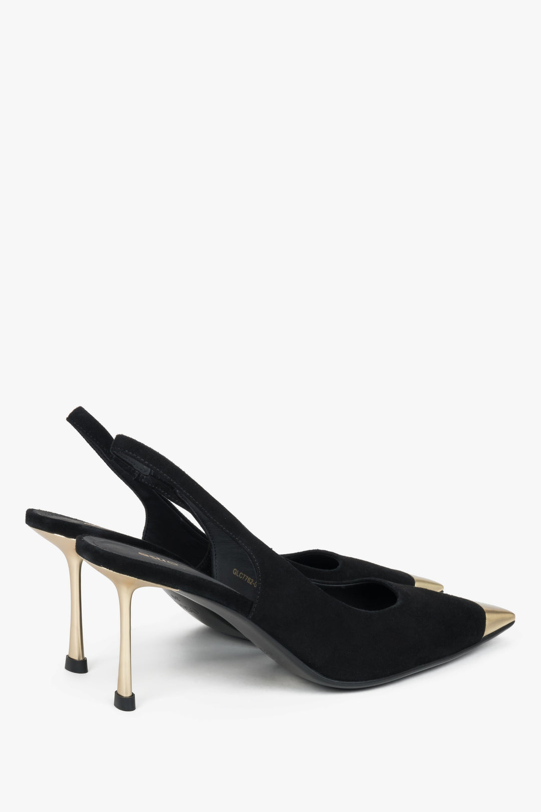 Ze złotymi detalami, czarne welurowe czółenka damskie typu slingback na szpilce Estro.