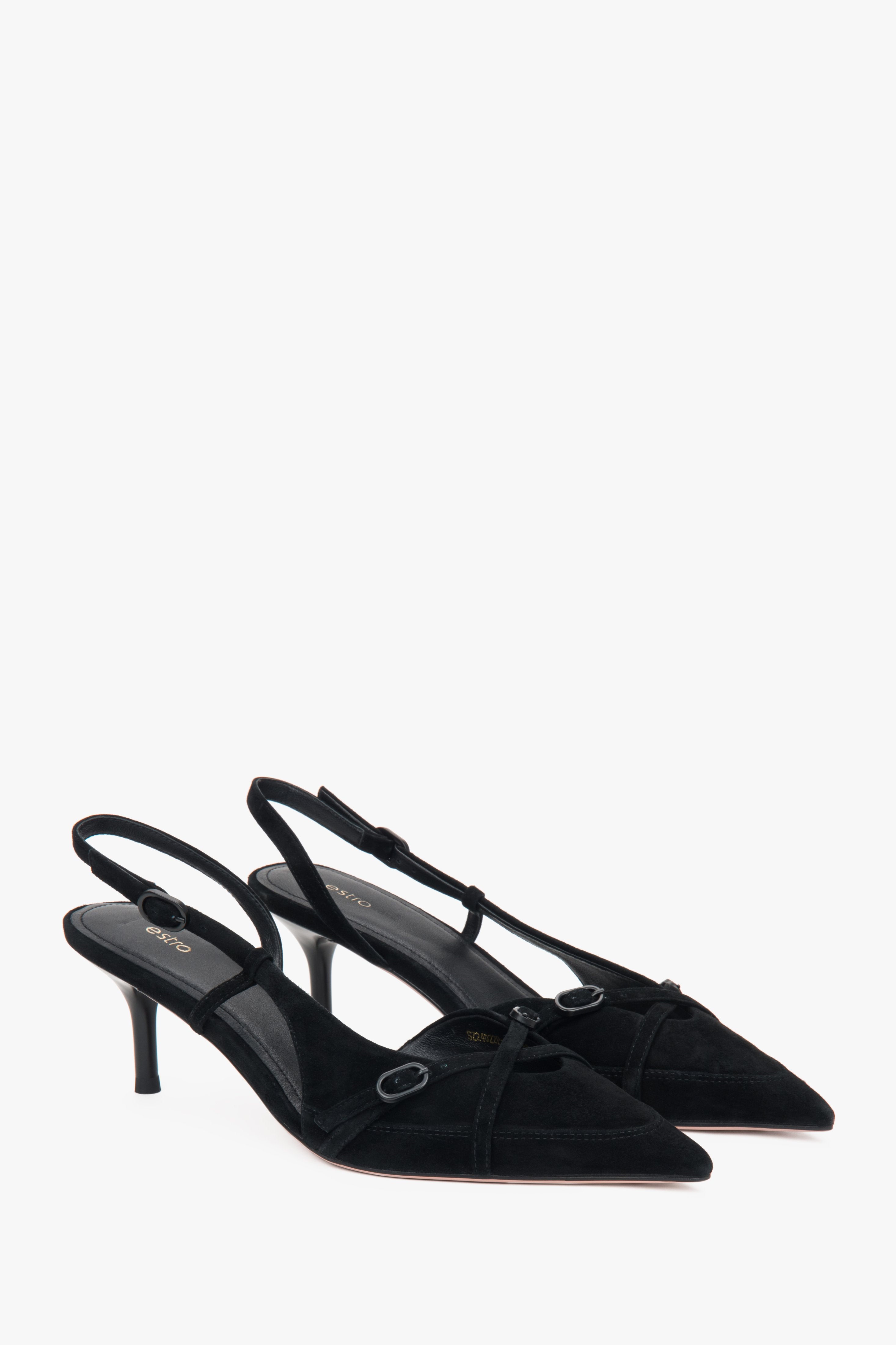 Czarne czółenka welurowe typu slingback na niskim obcasie.