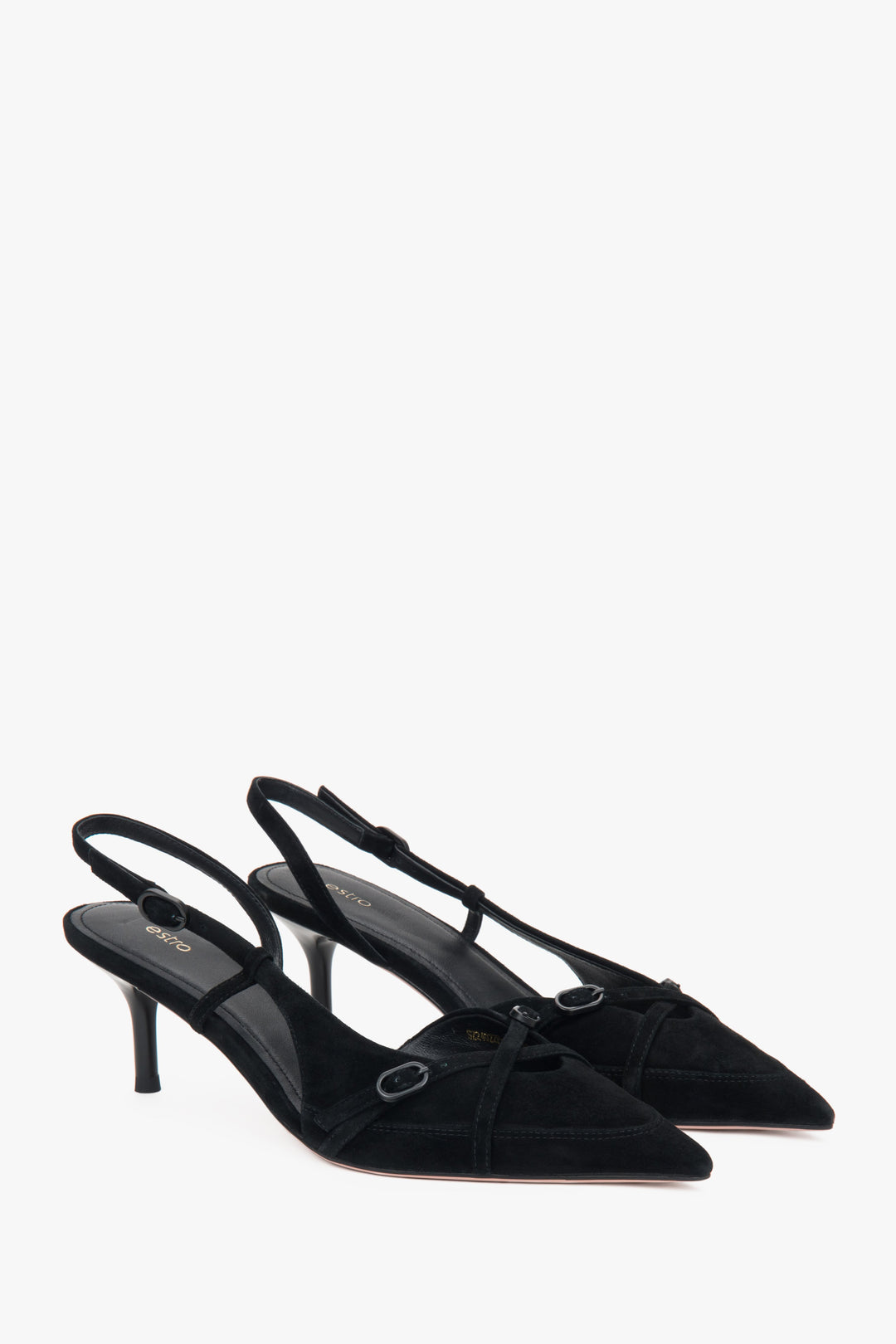 Czarne czółenka welurowe typu slingback na niskim obcasie.