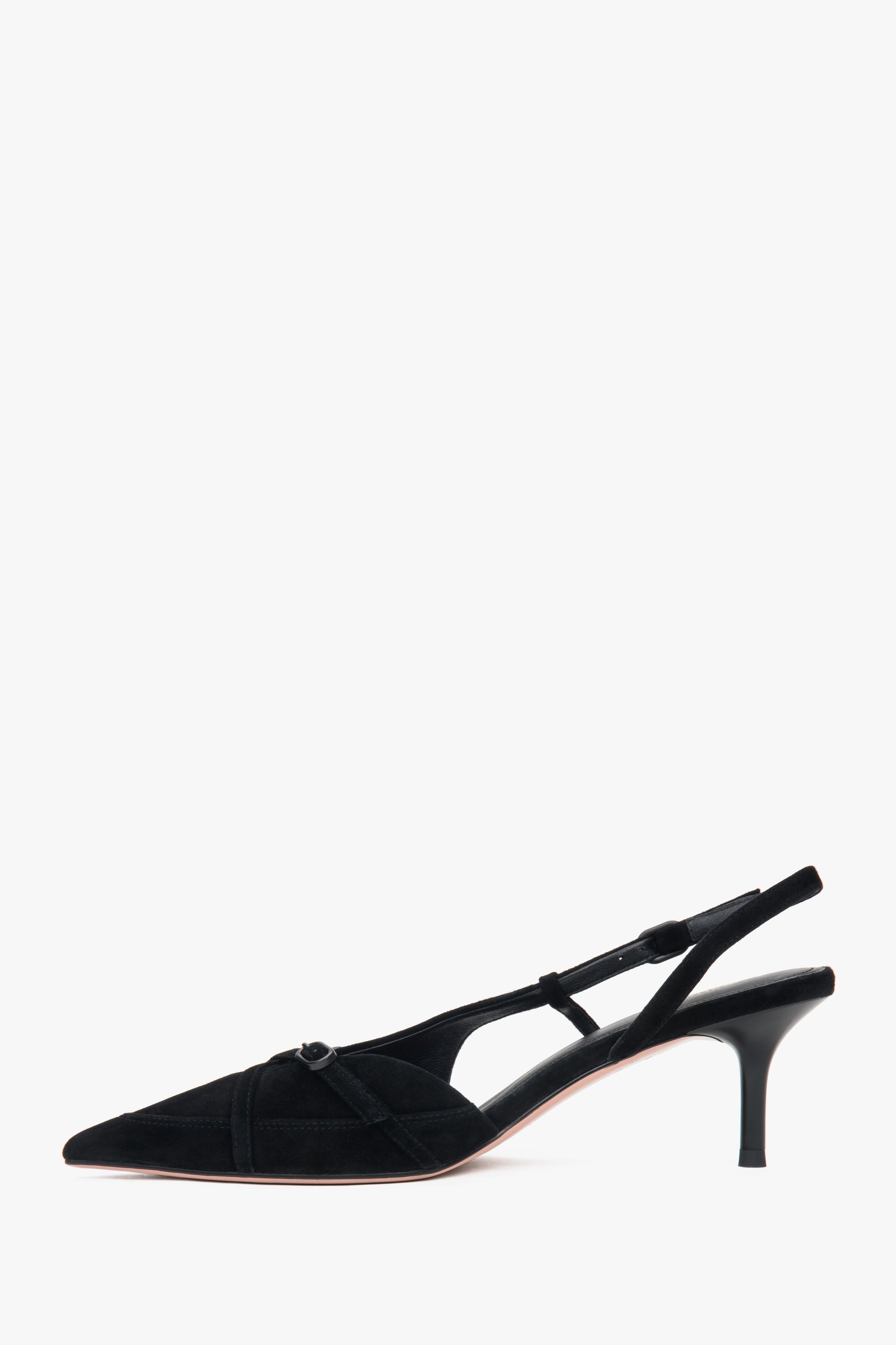 Czarne welurowe czółenka slingback z niskim obcasem.