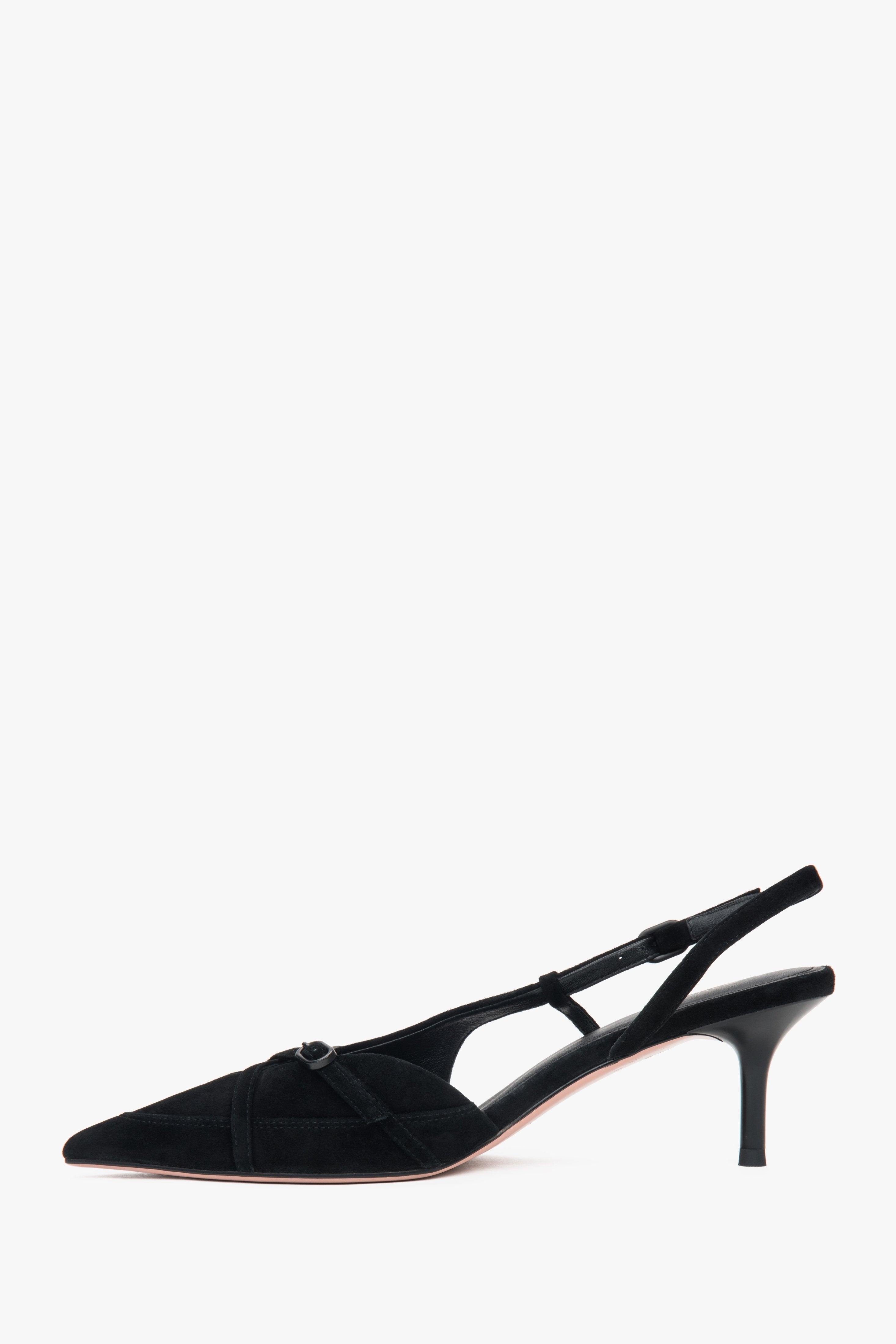 Czarne welurowe czółenka slingback z niskim obcasem.