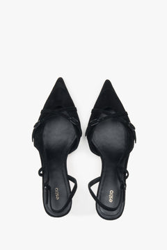 Eleganckie czarne czółenka typu slingback z weluru – Estro.