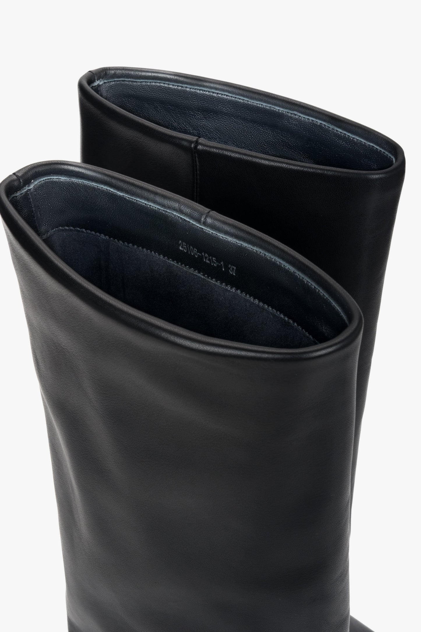 Wysokie kowbojki damskie ze skóry naturalnej ze sprzączką.