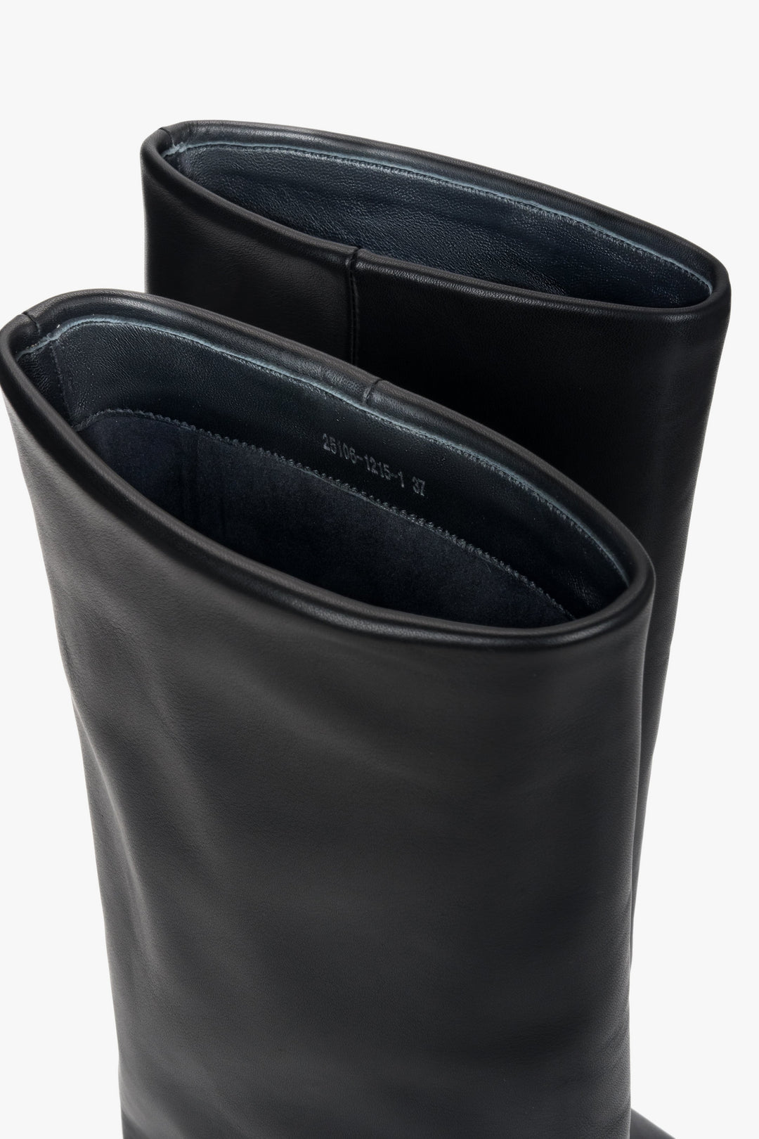 Wysokie kowbojki damskie ze skóry naturalnej ze sprzączką.