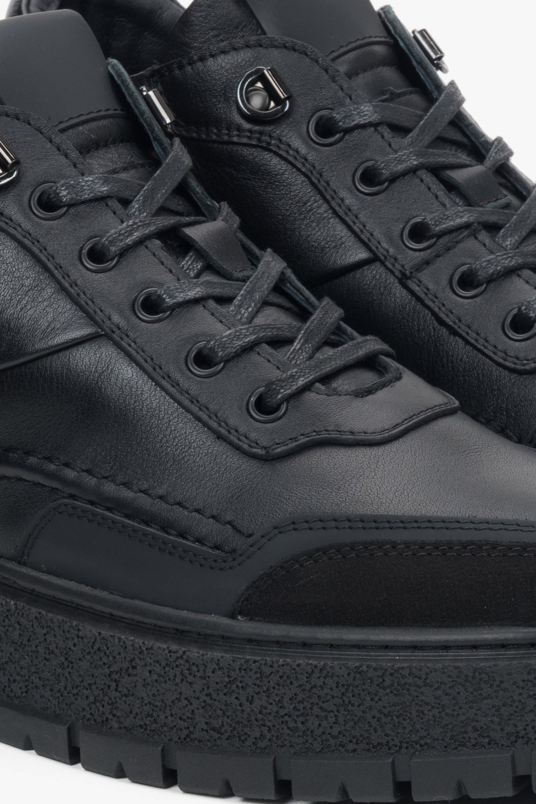 Klasyczne czarne botki zimowe Estro, wykonane z naturalnej skóry, z miękkim ociepleniem.