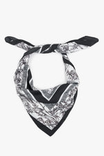 Czarno-biała apaszka damska z motywem dżungli Estro ER00119880.