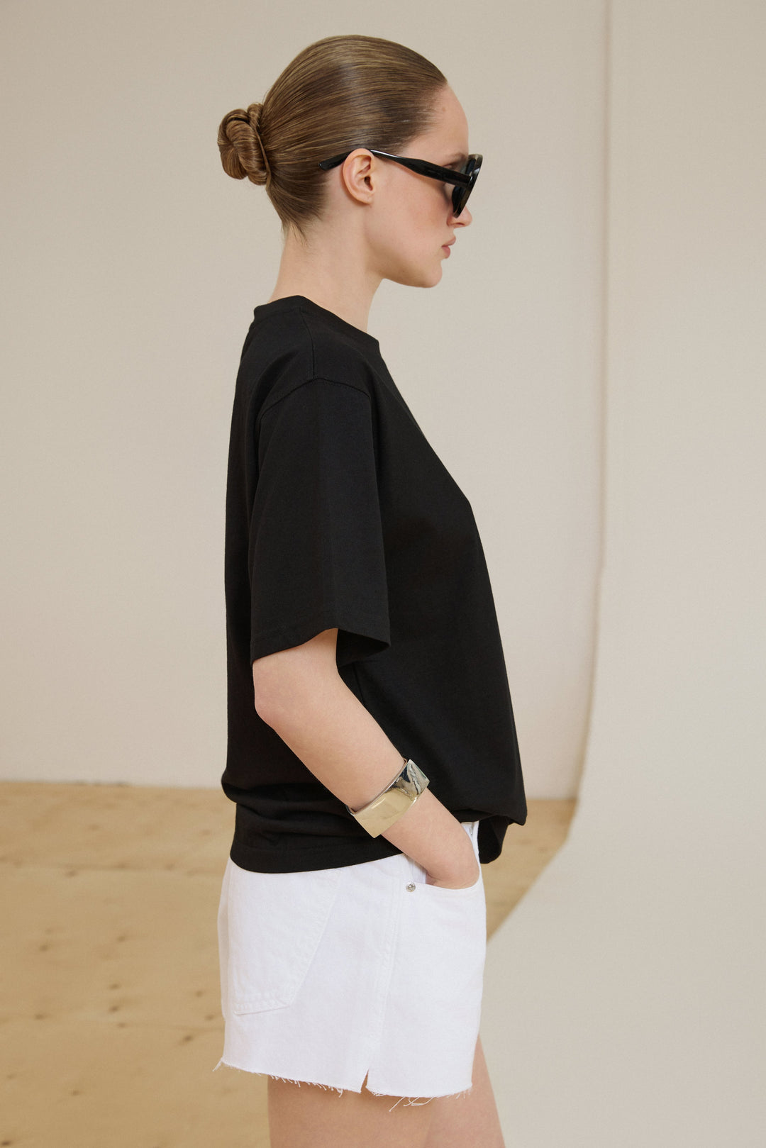 Damski czarny bawełniany T-shirt z obniżoną linią ramion o pudełkowym kroju Estro.