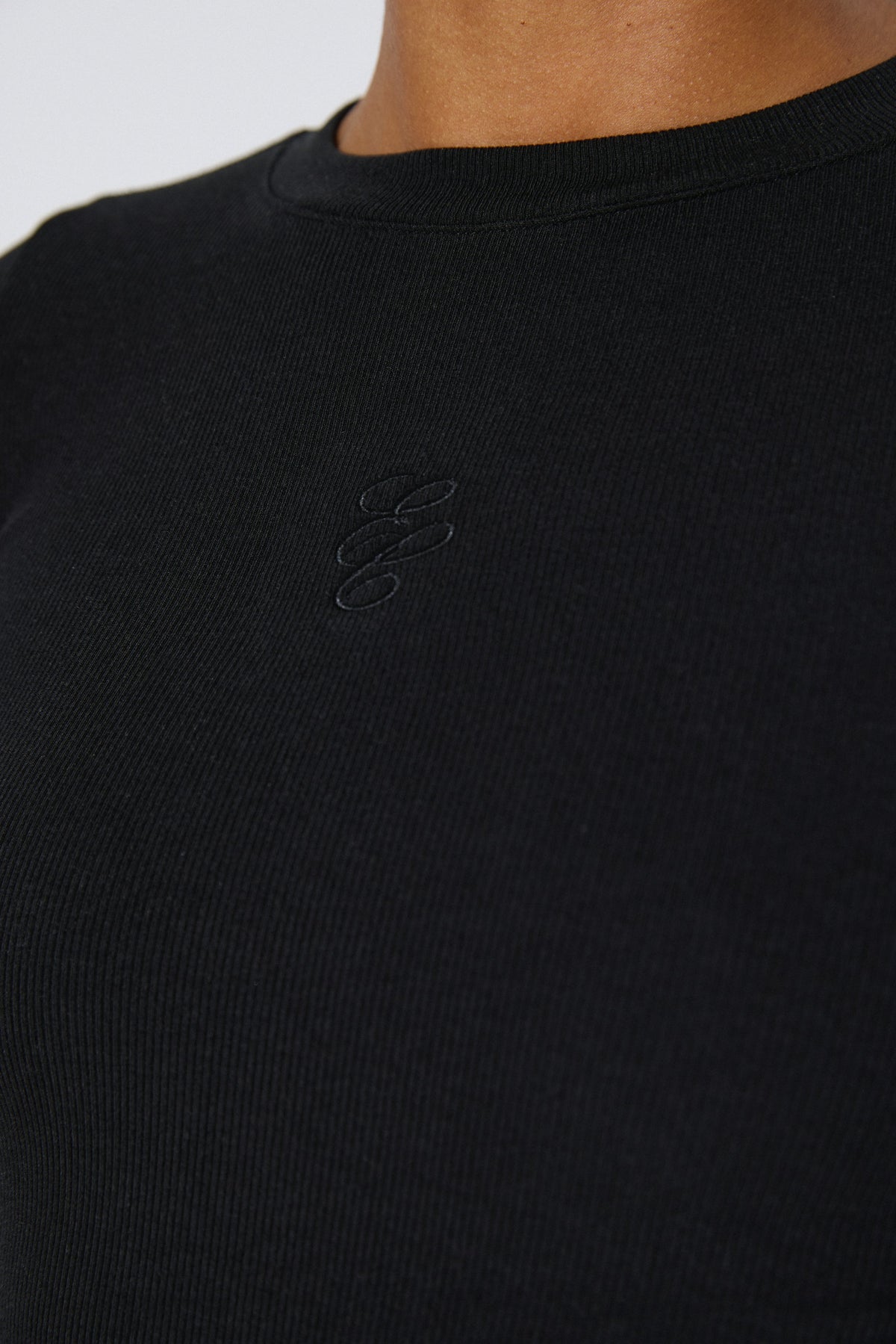 Czarny prążkowany longsleeve damski bawełniano-wiskozowy marki Estro Club