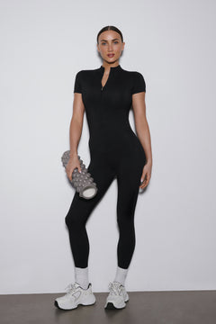 Czarny sportowy kombinezon damski slim fit z krótkim rękawem Estro ER00119504.