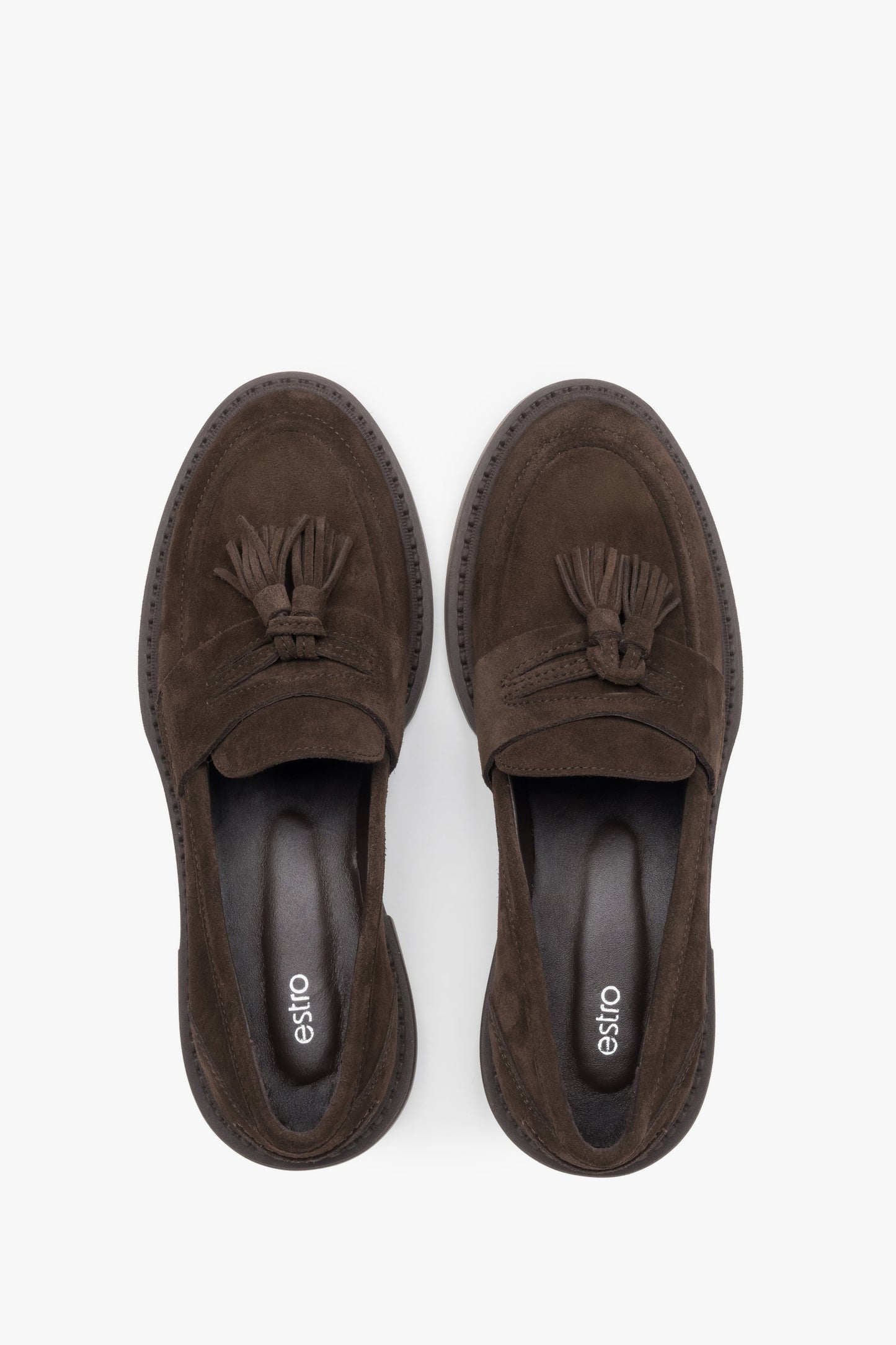 Z włoskiego weluru naturalnego Premium, czekoladowe loafersy damskie z chwostem Estro.