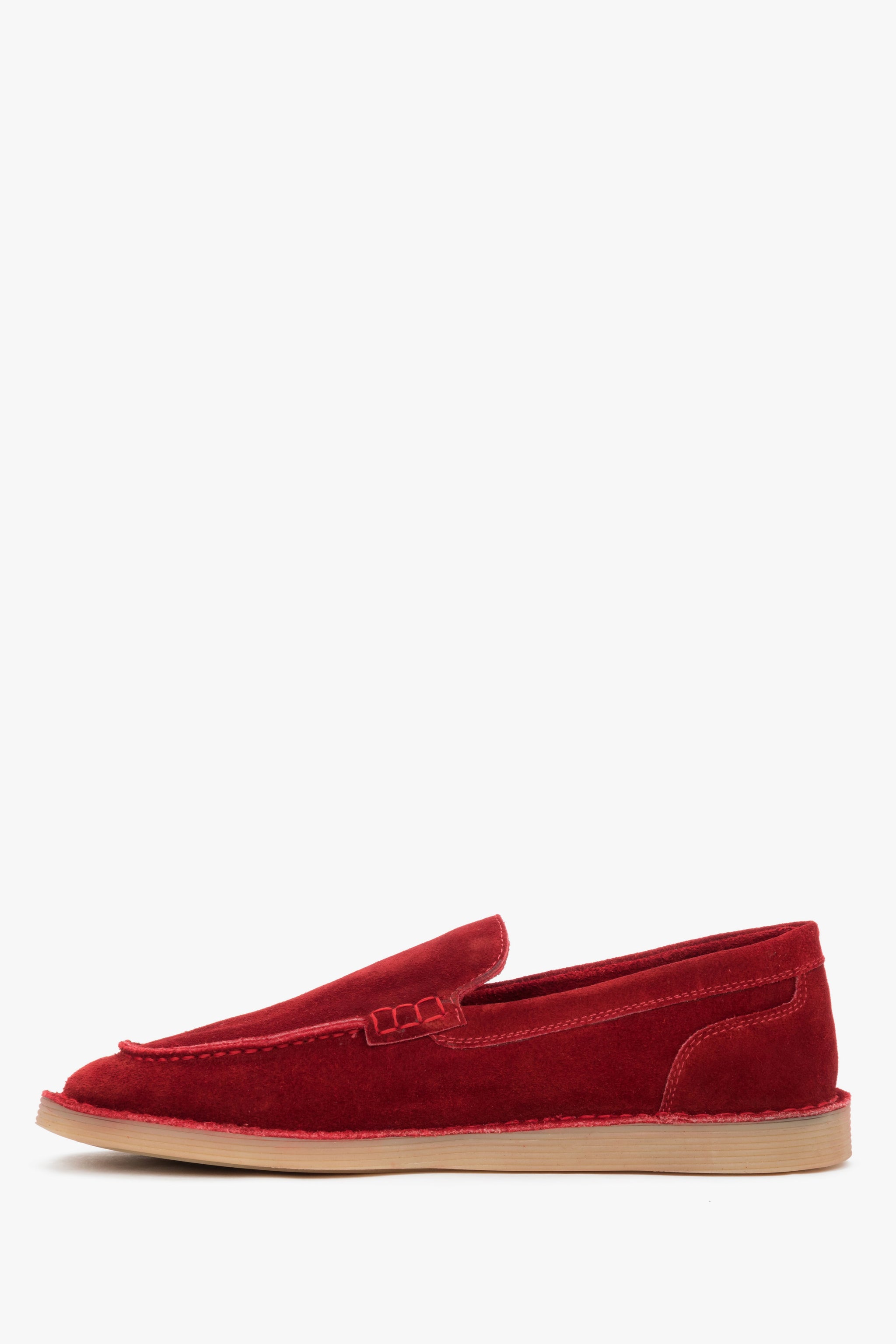 Wsuwane buty typu loafers ukazujące elastyczną, komfortową strukturę spodu z TPU oraz precyzyjnie wykończone krawędzie cholewki.