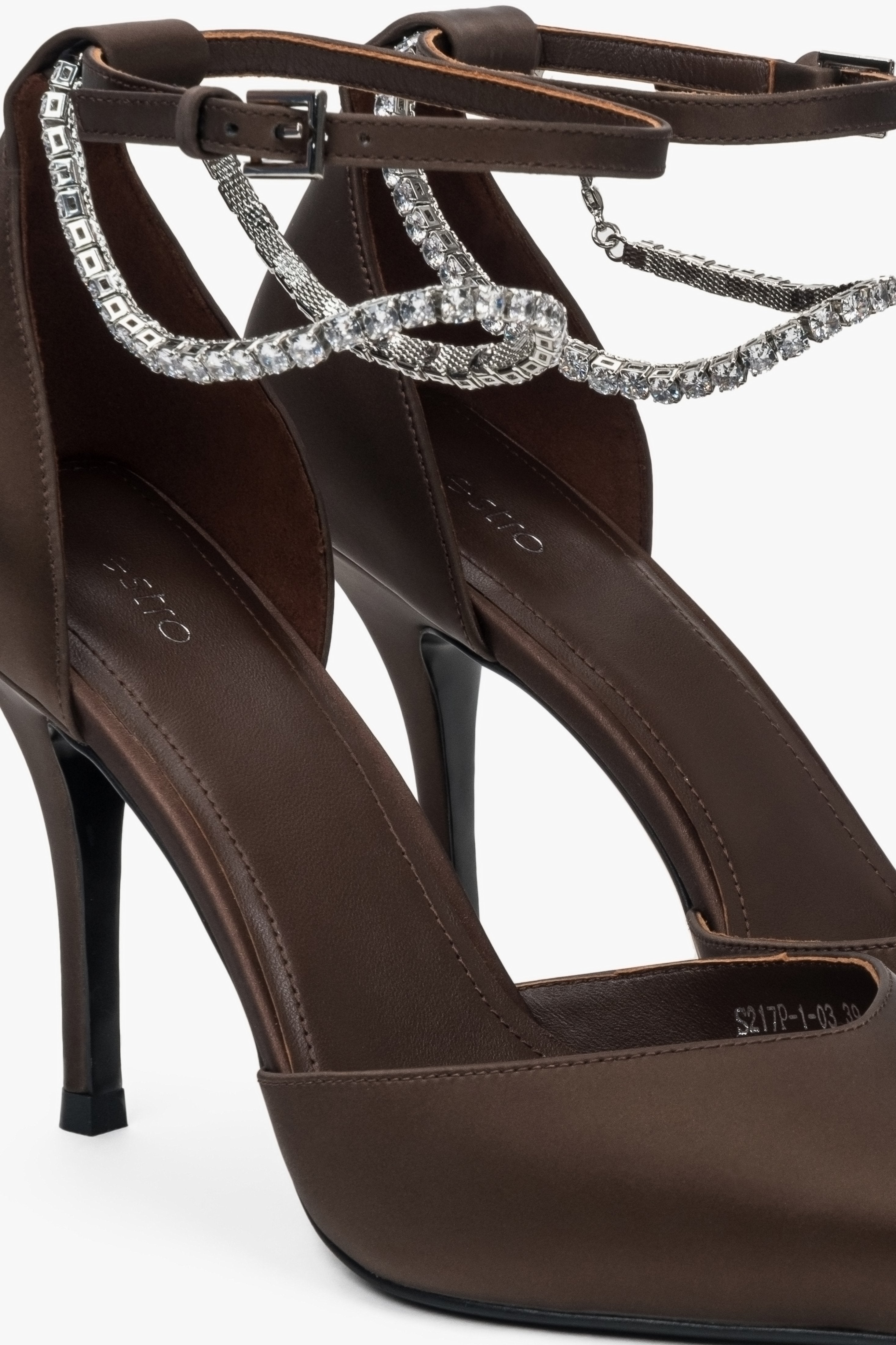 Ciemnobrązowe czółenka typu slingback na wysokim obcasie od Estro.