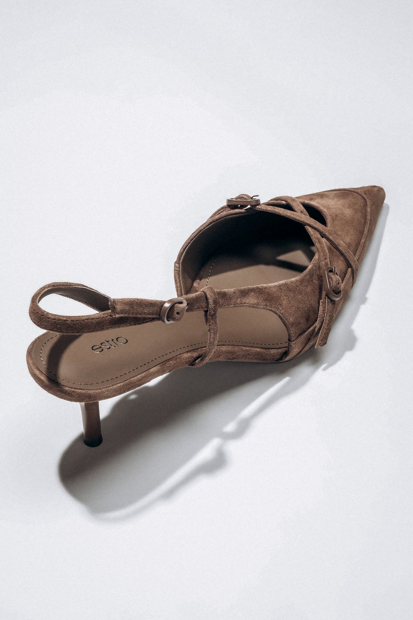 Wyjątkowe czółenka slingback zaprojektowane na wąską stopę, podkreślające wyrazistą, geometryczną konstrukcję przodu cholewki i matową strukturę weluru.