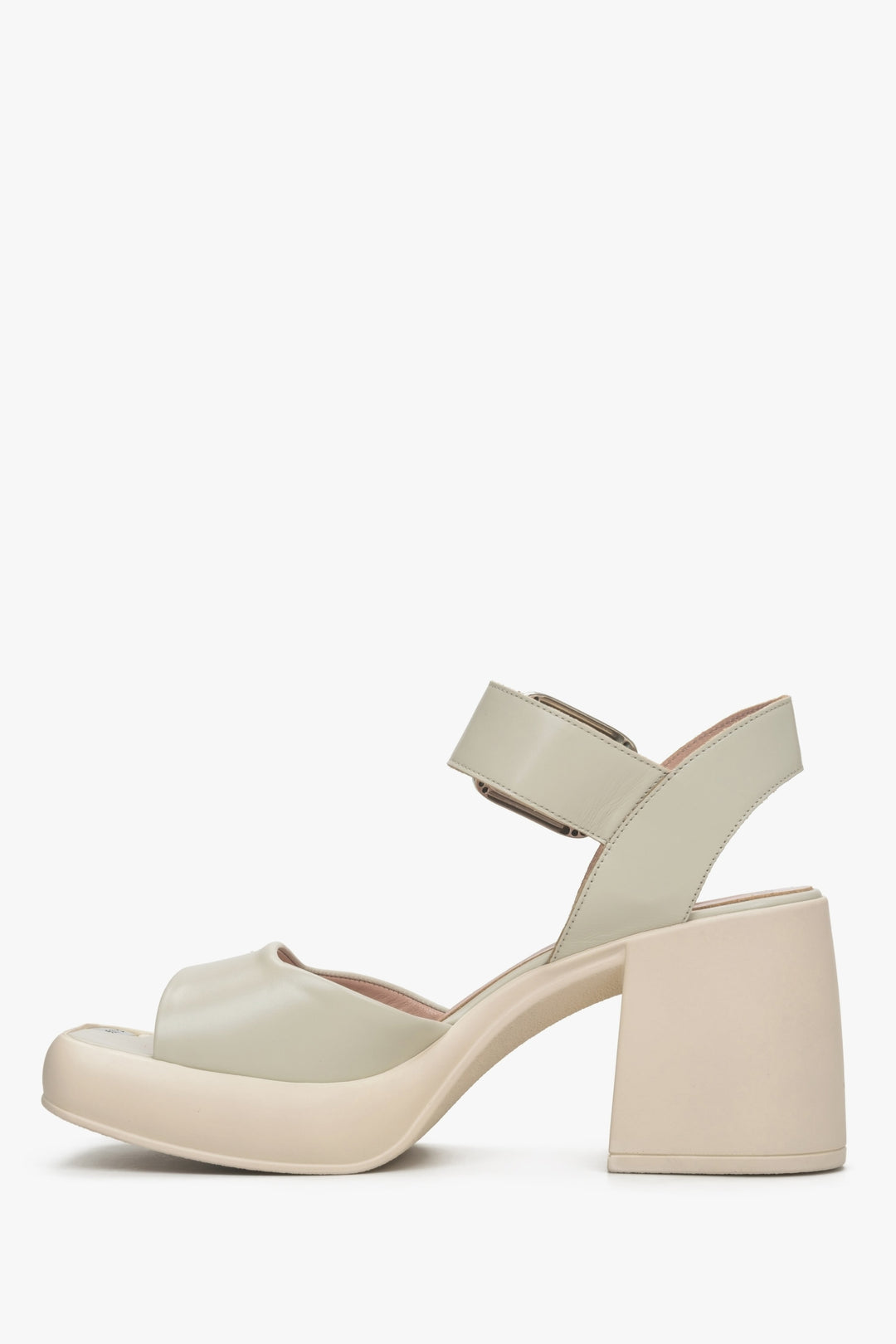 Stylowe beżowo-szare sandały damskie na stabilnym słupku marki Estro - profil buta.