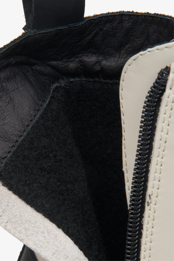 Damskie, skórzane botki w kolorze beżowo-czarnym Estro - zbliżenie na wnętrze buta.